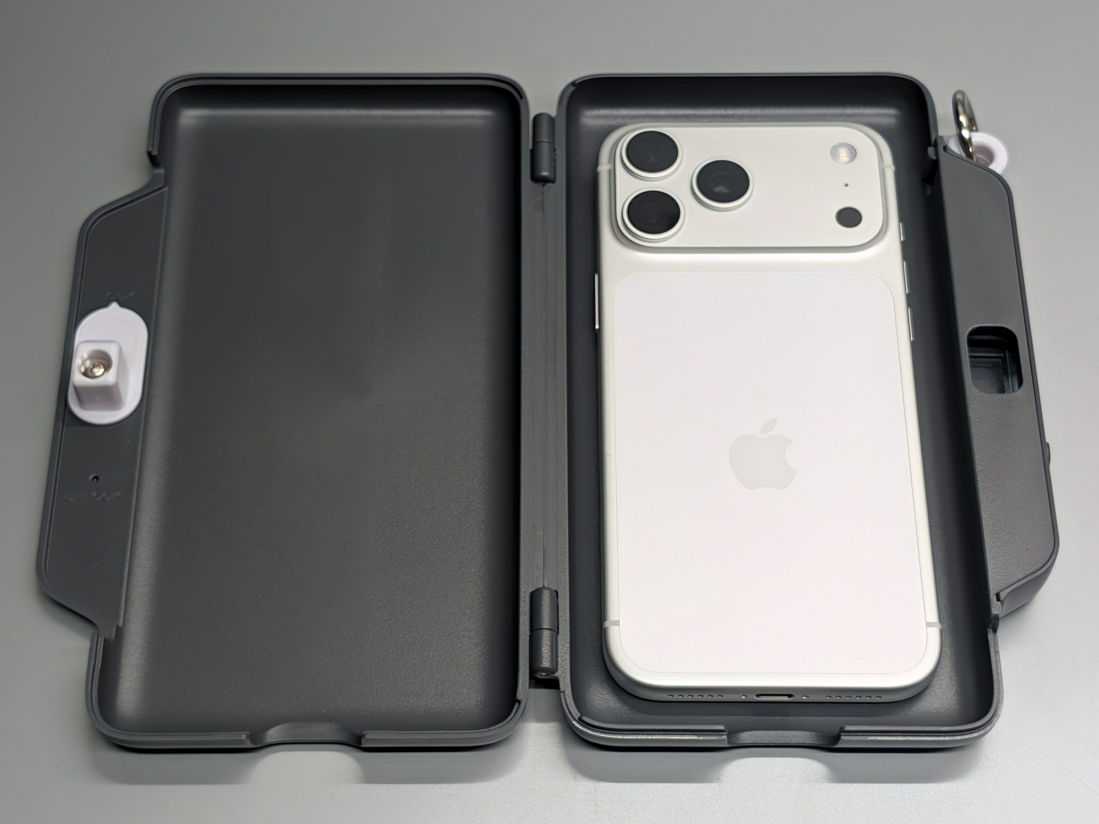 開いたところ。iPhoneのPro Maxシリーズなどの大型スマホにも対応する