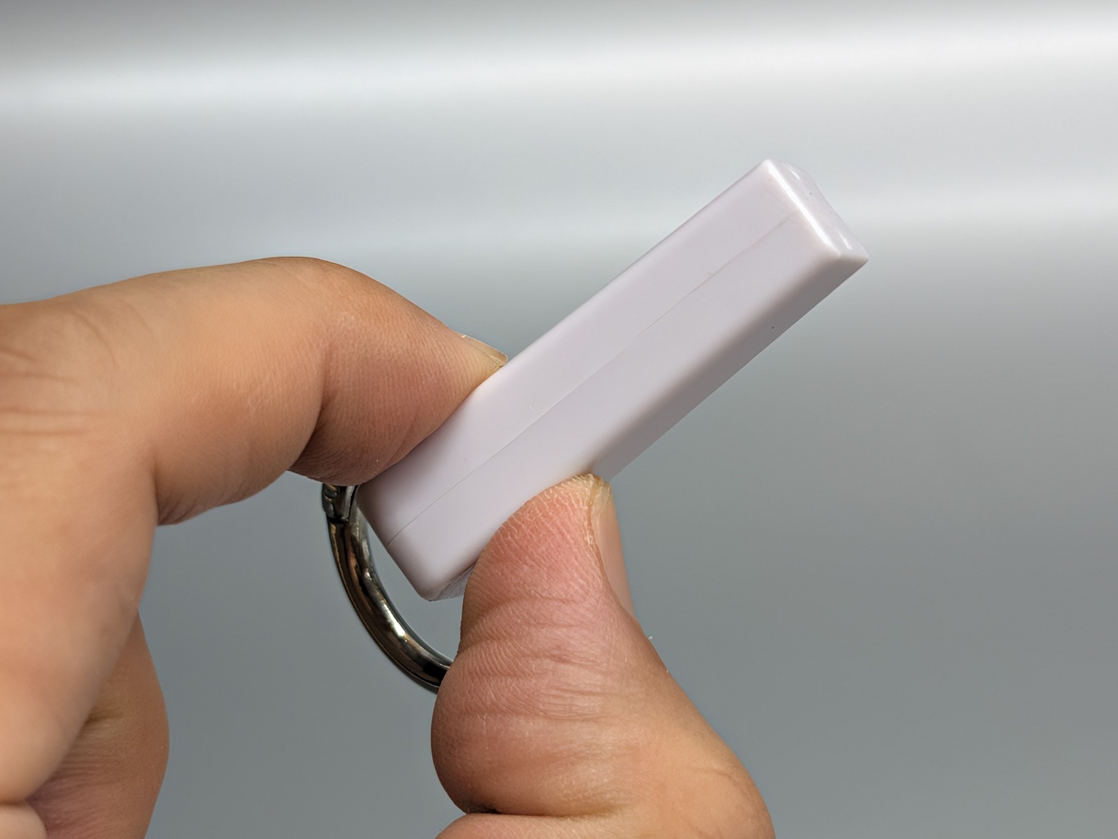 鍵は内蔵のマグネットでロック機構を解除する仕組みで、見た目はシンプルなスティック状