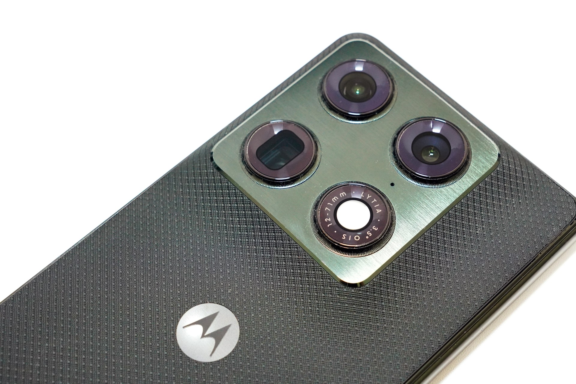 razr foldは、超広角、広角、望遠のトリプルカメラ対応。カメラのスペックが高く、実際の仕上がりにも評価機関で高い点数がつけられている