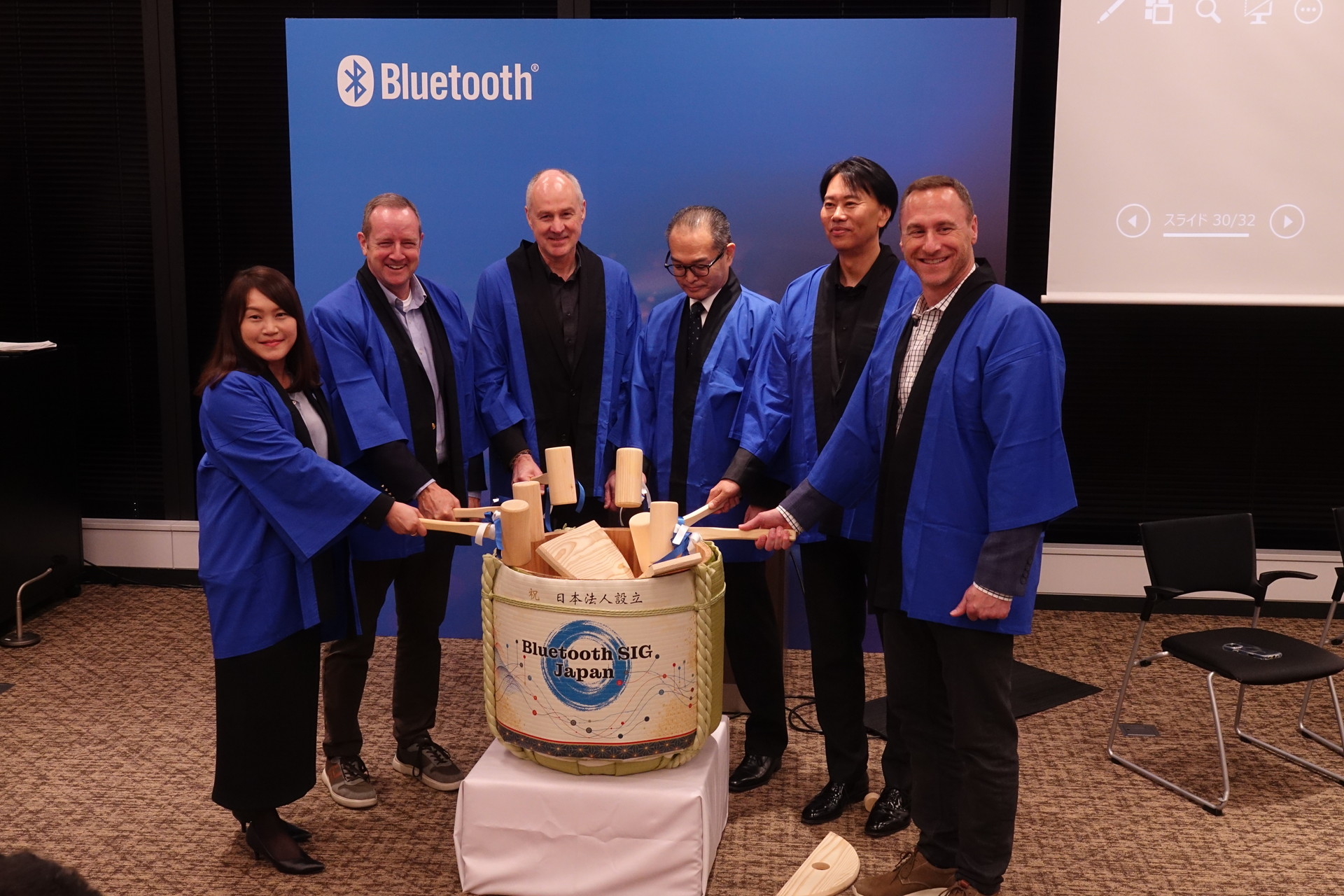 左からロリ・リー氏（Bluetooth SIG APAC＆中国担当シニアディレクター）、チャック・セイビン氏（Bluetooth SIG 技術・市場開発担当バイスプレジデント）、ネヴィル・マイヤーズ氏（Bluetooth SIG CEO）、足立克己氏（Bluetooth SIG 取締役）、黒川剣氏（Bluetooth SIG 日本カントリーマネージャー）、デイヴィッド・ホーランダー氏（Bluetooth SIG マーケティング担当バイスプレジデント）