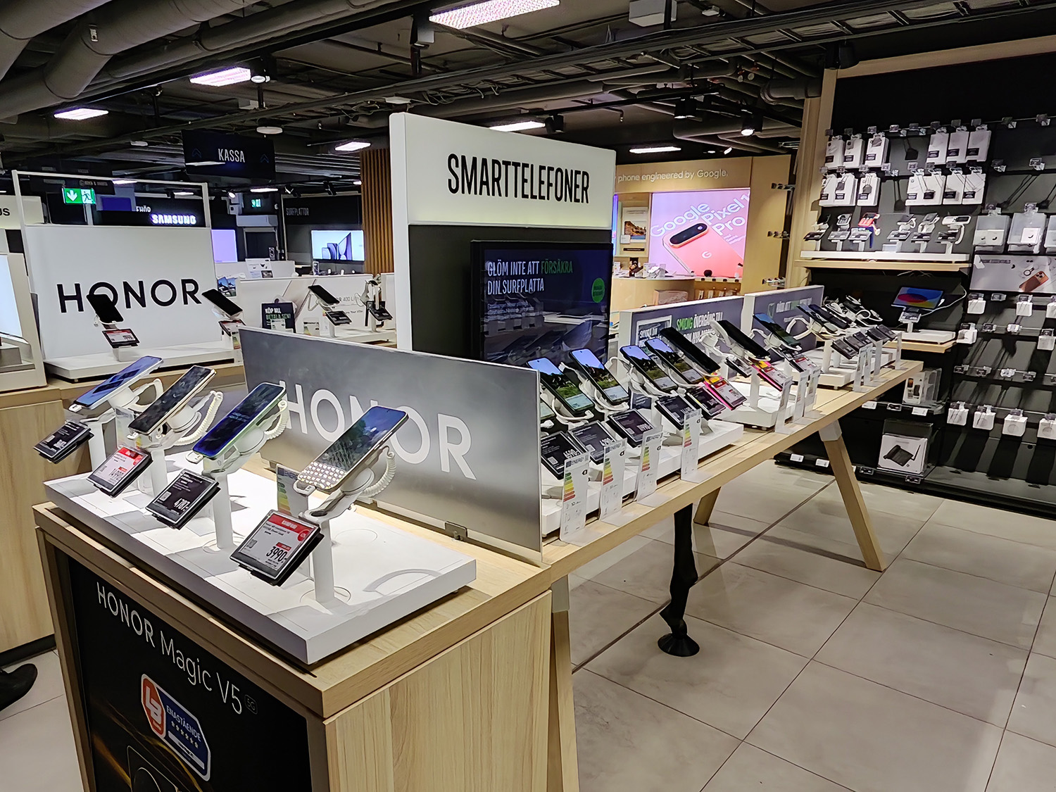 スマホ売り場は広い
