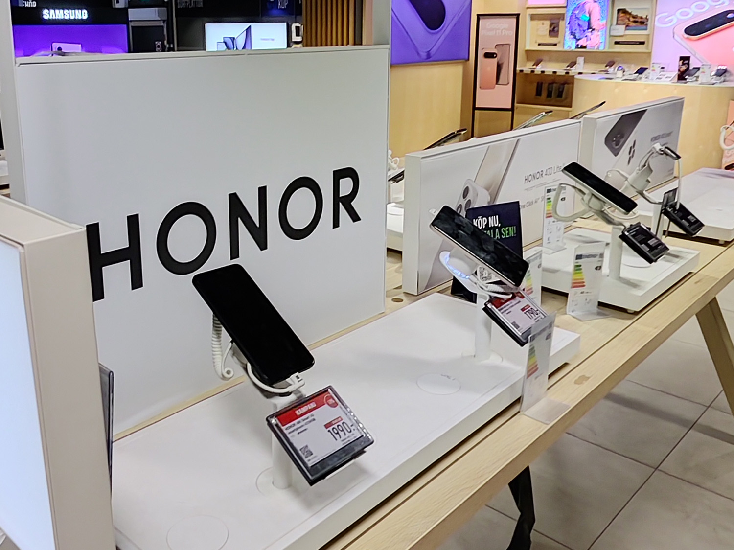 HONORの専用コーナーもある