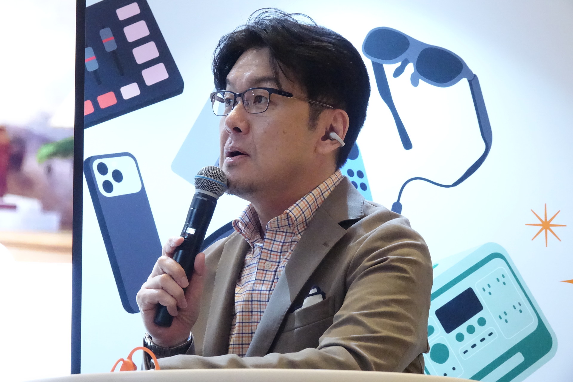 イヤーカフ型の「OpenDots 2」を身に着ける土田晃之