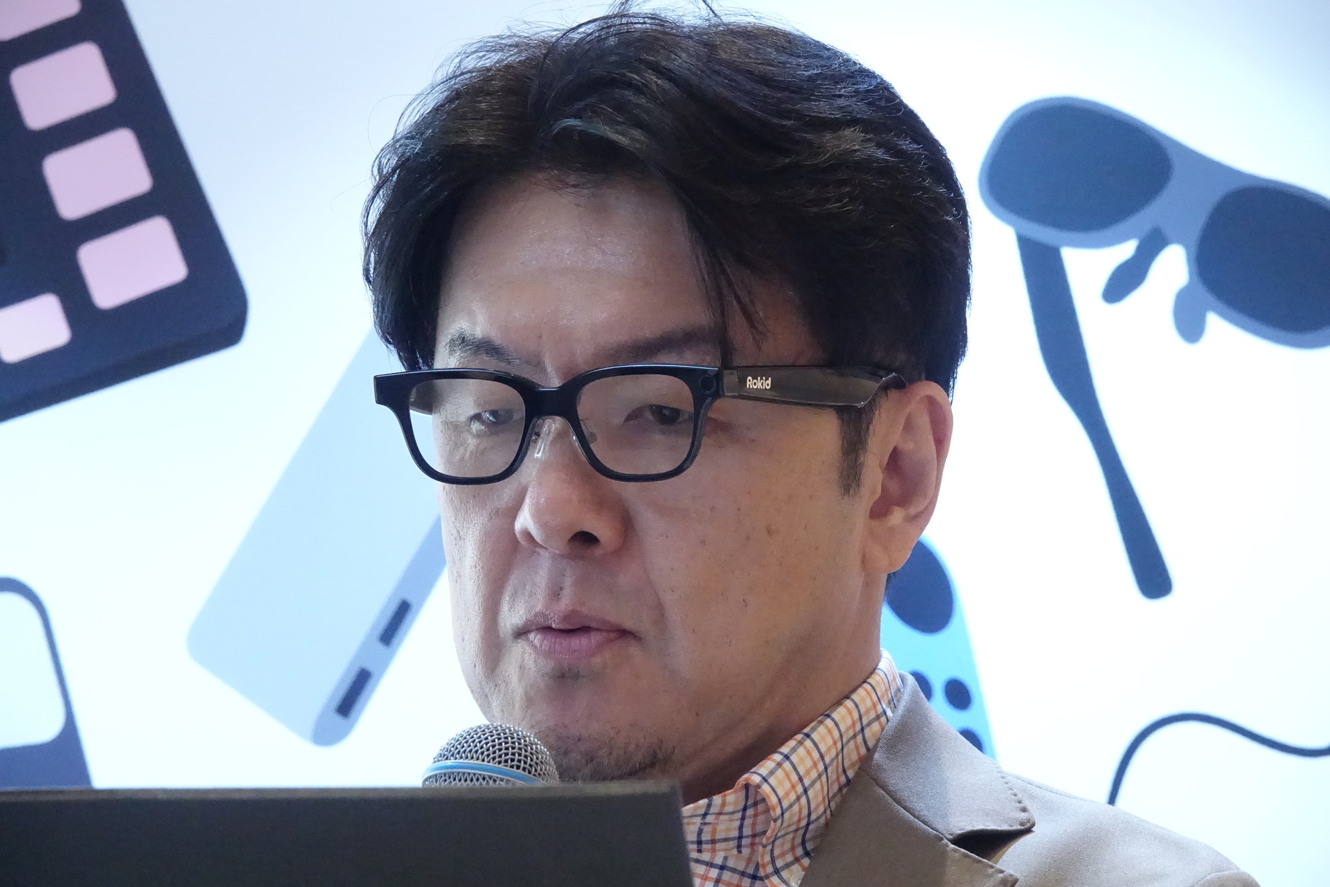 RokidのAIグラスを装着している様子