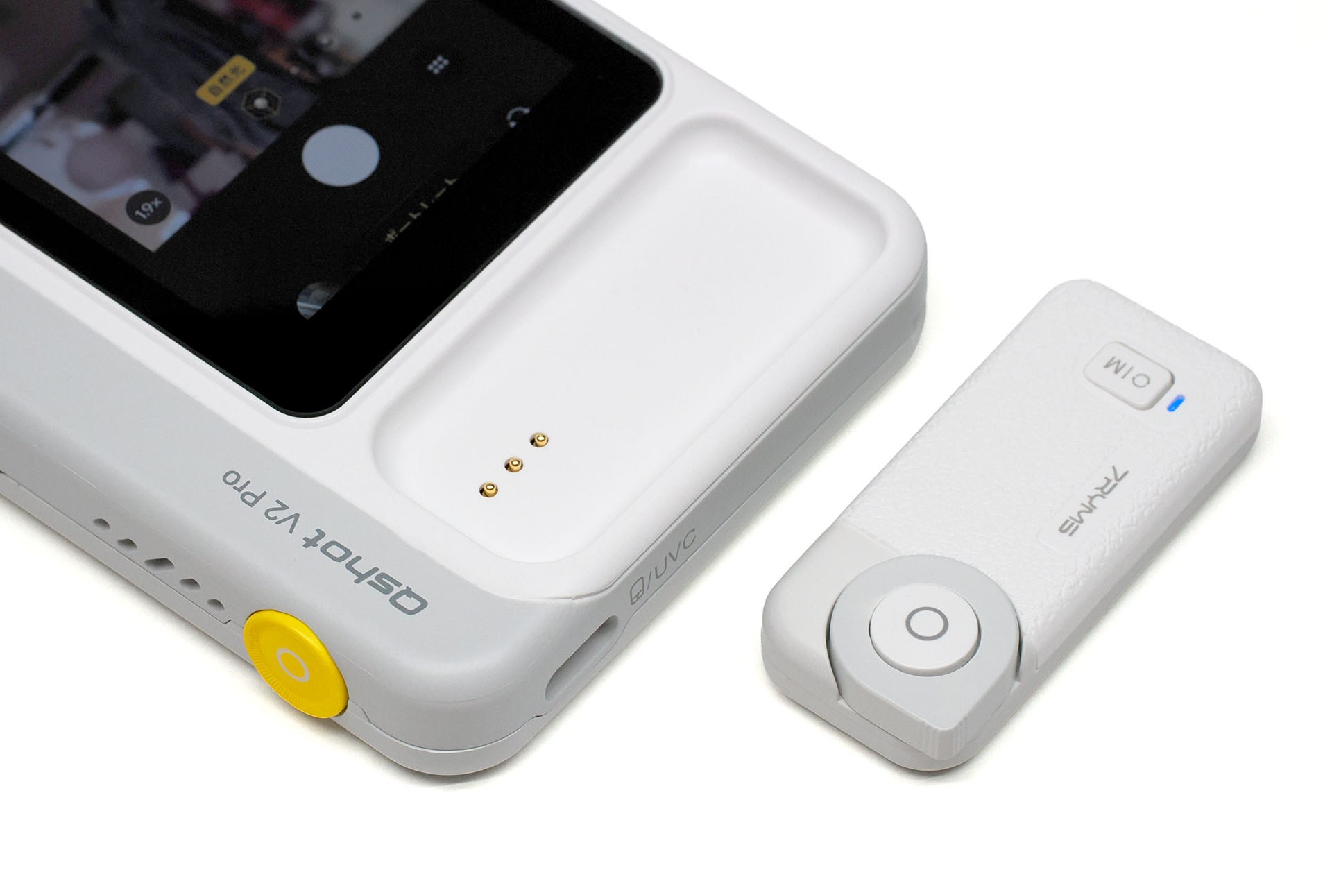 モニター側にもシャッターボタン（黄色）がある。場合によってはBluetoothシャッターリモコンを使わず、モニター側だけでシャッターを切ってもいい。