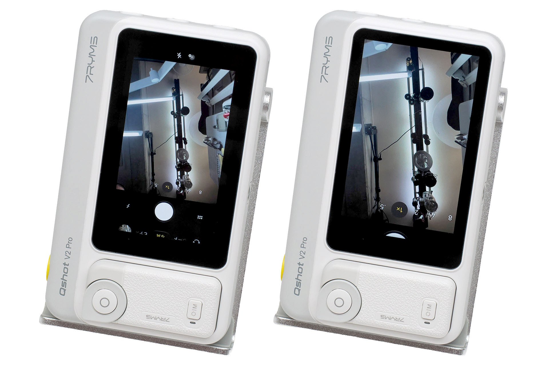 必要に応じてミラーリングした画面表示をある程度拡大できる。Qshot V2 Proの画面はタッチ操作してカメラを扱えるわけではないので、ファインダー部分以外の余計なUIを無視し、ライブビュー映像をなるべく大きくするような使い方ができる。