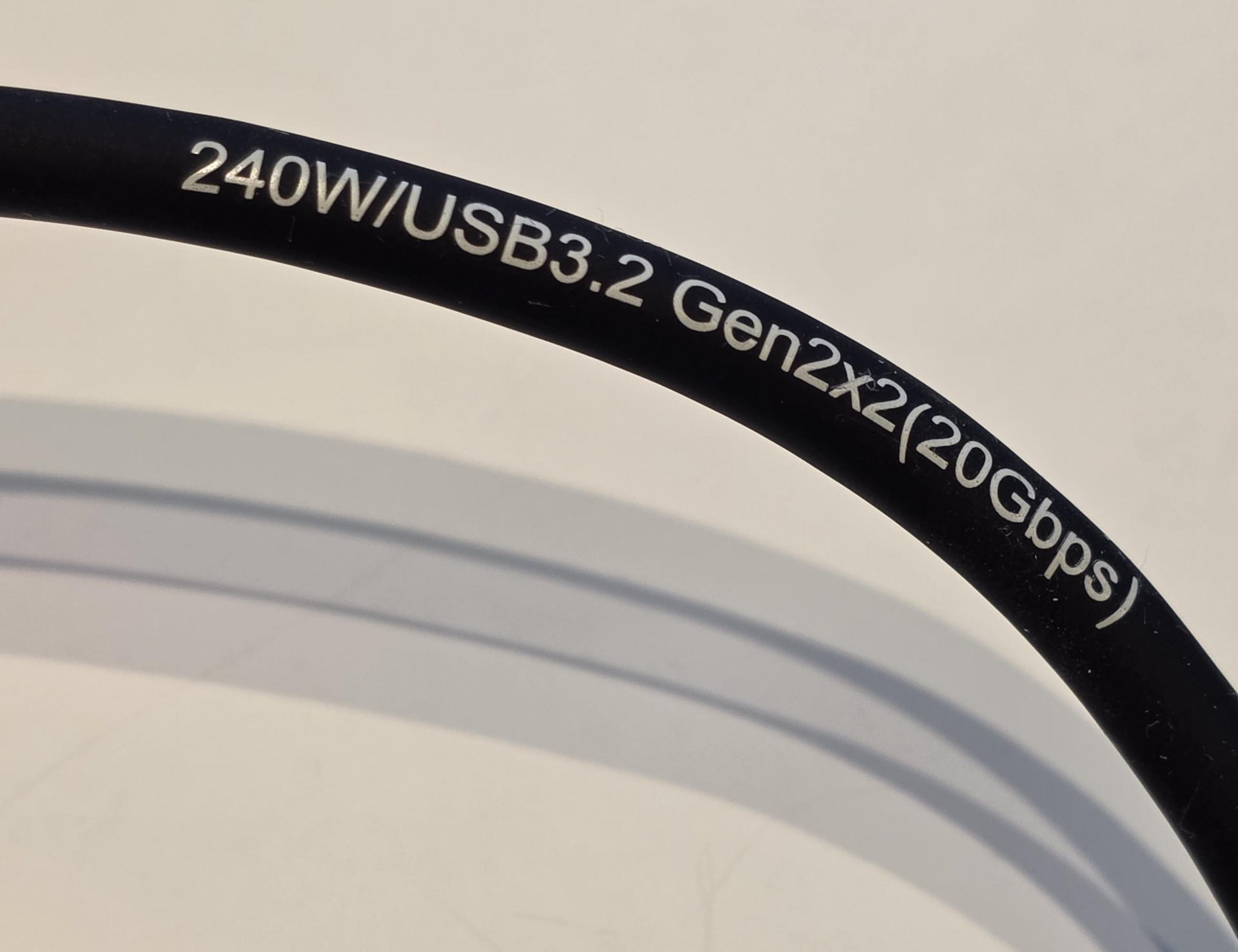 ケーブル表記は240W・USB 3.2 Gen2×2、20Gbps