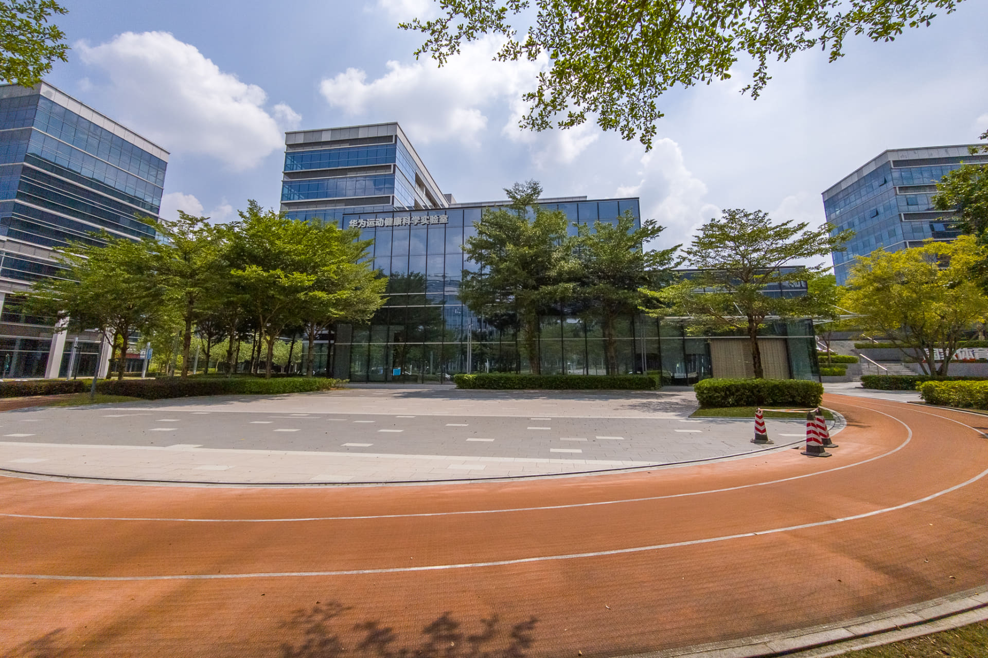 陸上トラックが屋外まで伸びている「HUAWEI Health Lab」