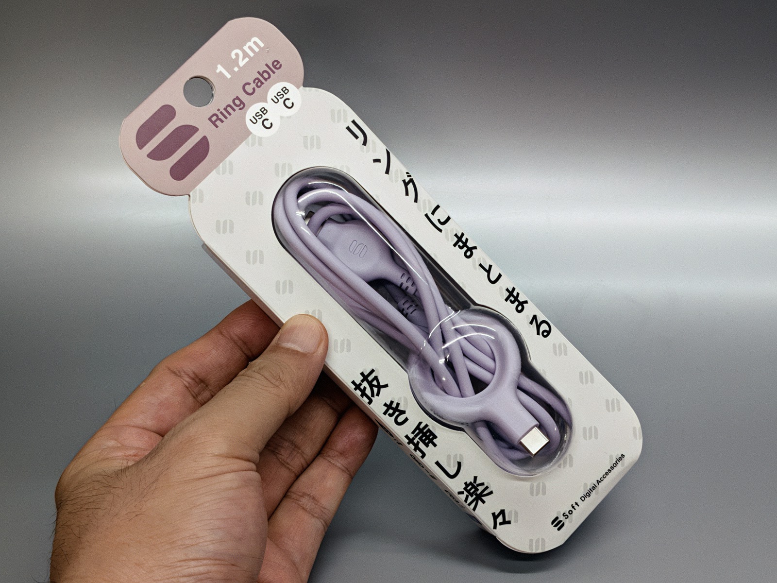 製品パッケージ。今回紹介している両端USB Type-CモデルのほかにUSB Type-A-USB Type-C版もある。また色はポップなカラーのバリエーションがある