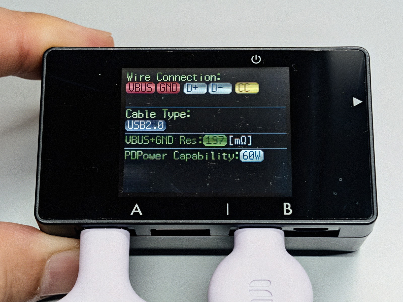 ケーブルはUSB 2.0仕様、充電も最大60W（20V/3A）とやや平凡。映像信号の伝送には対応しない