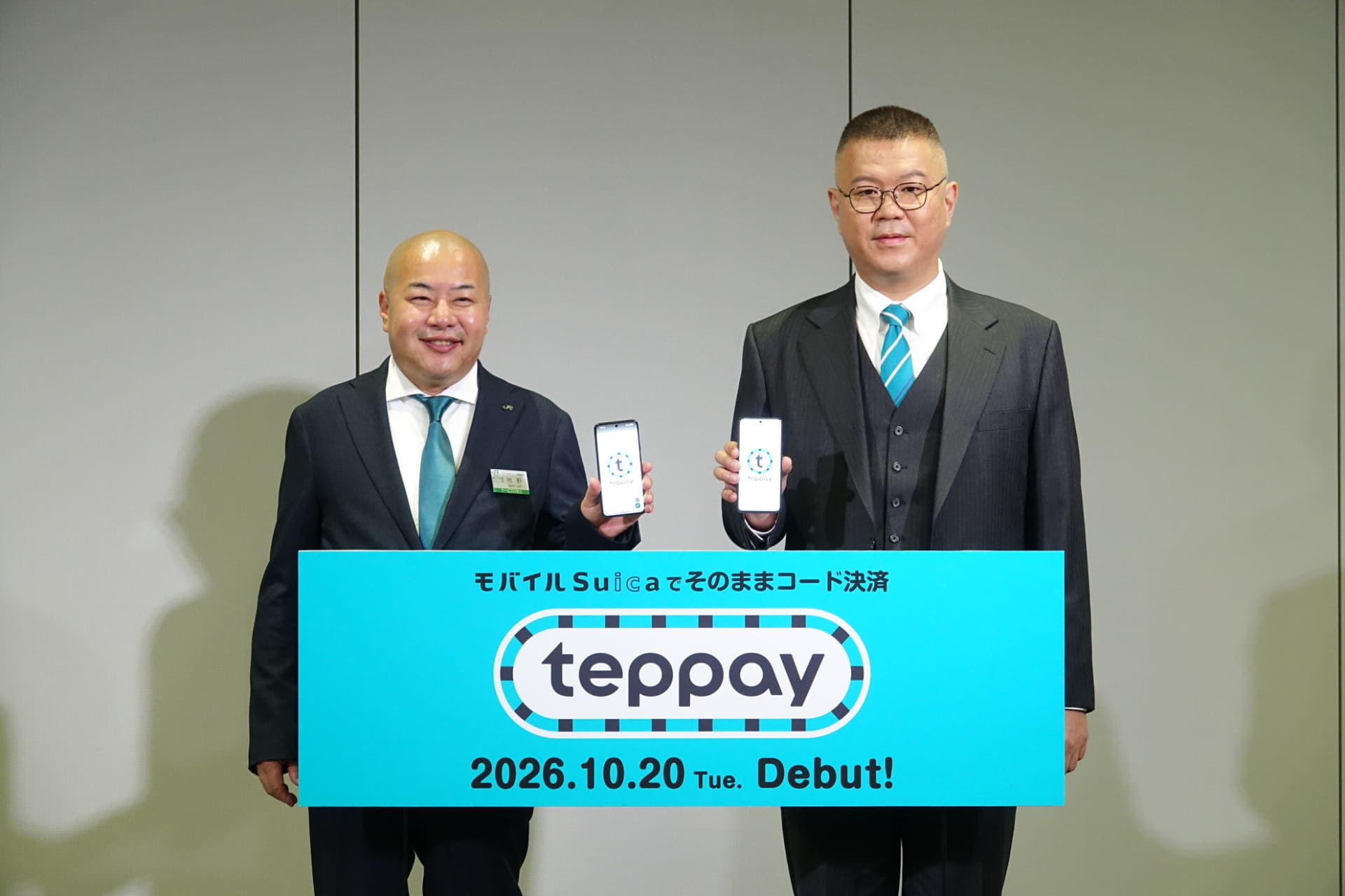JR東日本執行役員マーケティング戦略部Suica・決済基盤構築ユニット長の牧野達朗氏とシソンヌの長谷川忍