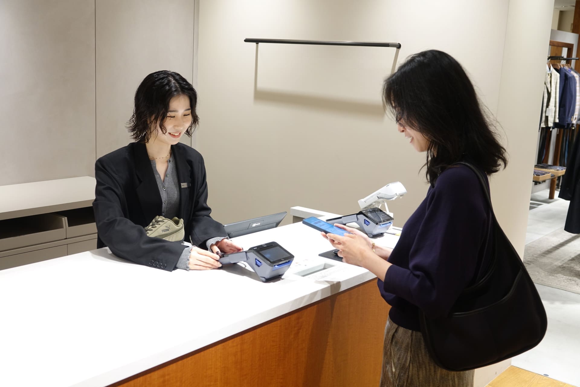 ほかのコード決済と同じようにレジでコードを表示させて決済する