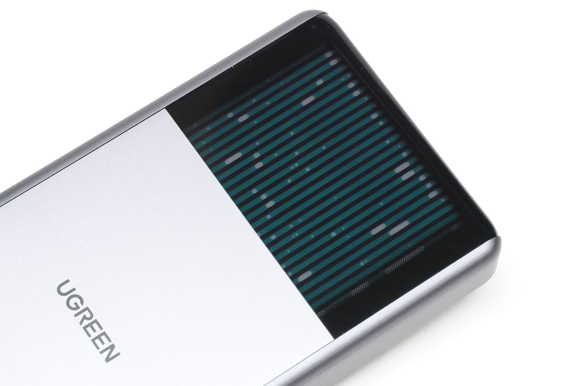 このモバイルバッテリーには独自の液体冷却機能が備わっていて充電・給電時の発熱を効率的に放熱する。世界初の機構だそうだが、液冷される状態をモバイルバッテリー表面の窓から見ることができる。映画マトリックスのアレみたいなグリーンの縦線が冷却液で、その間に気泡がある、のだと思われる。そして冷却液はけっこうな速度で動くのだ。