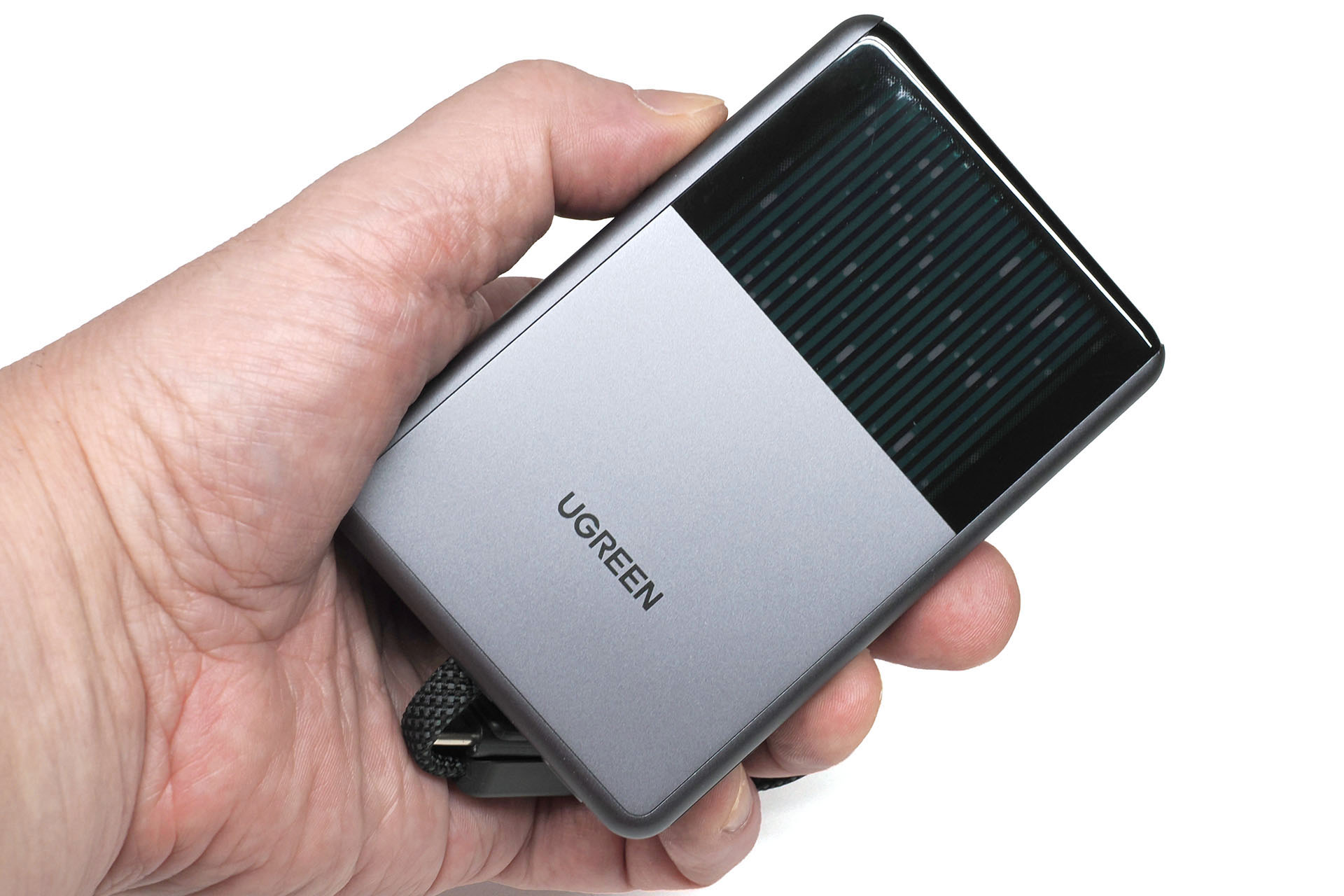 UGREEN「MagFlow Pro 10000mAh マグネット式モバイルバッテリー 25W」は安全性の高いモバイルバッテリーなのだ。サイズは約10.8×7.0×1.6cmで重さは約220g。
