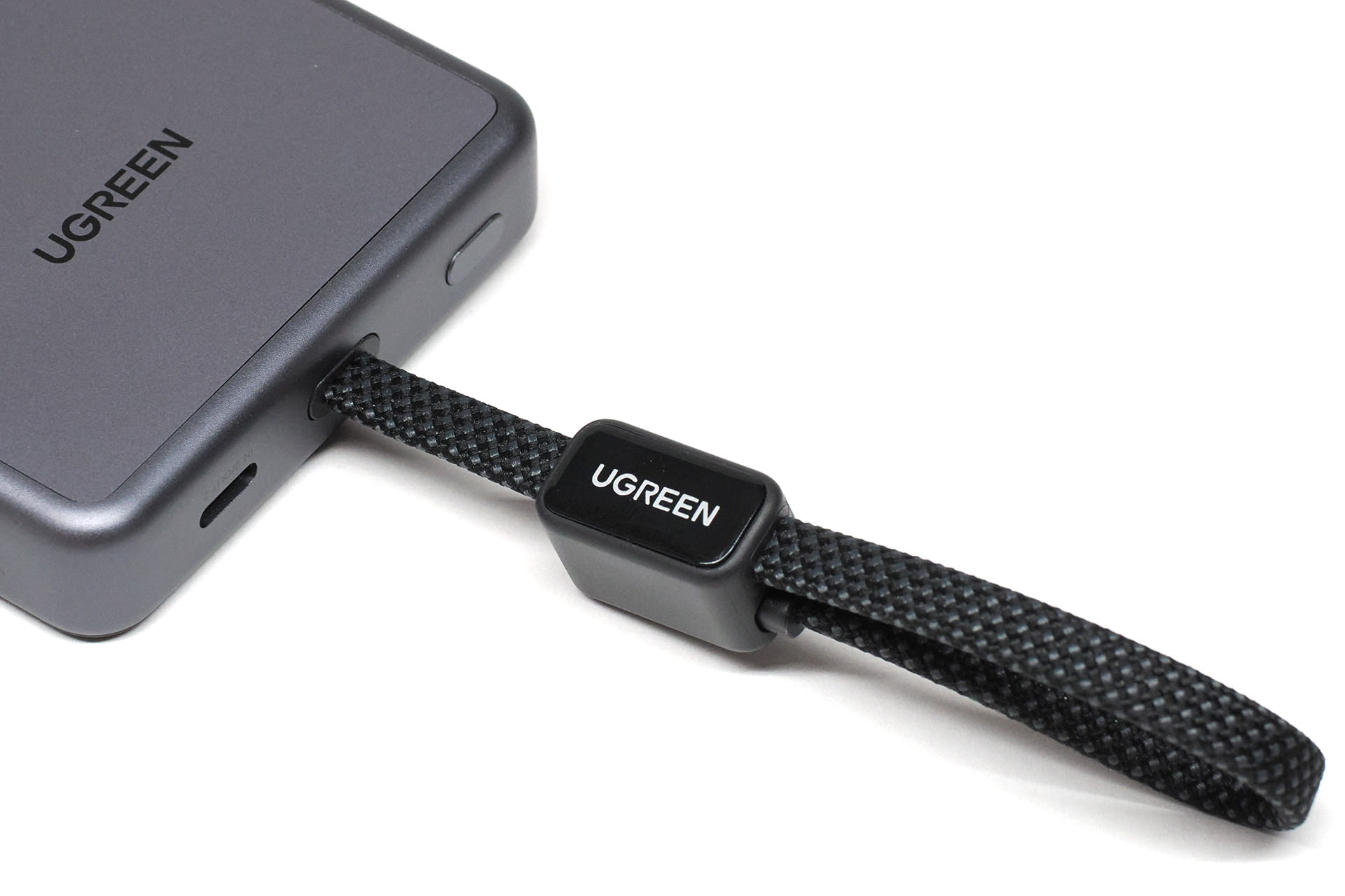ストラップにもなるUSB-Cケーブル（10000回以上の折り曲げテストをクリア）を内蔵。USB-Cポートもある。どちらも充電・給電に対応している。