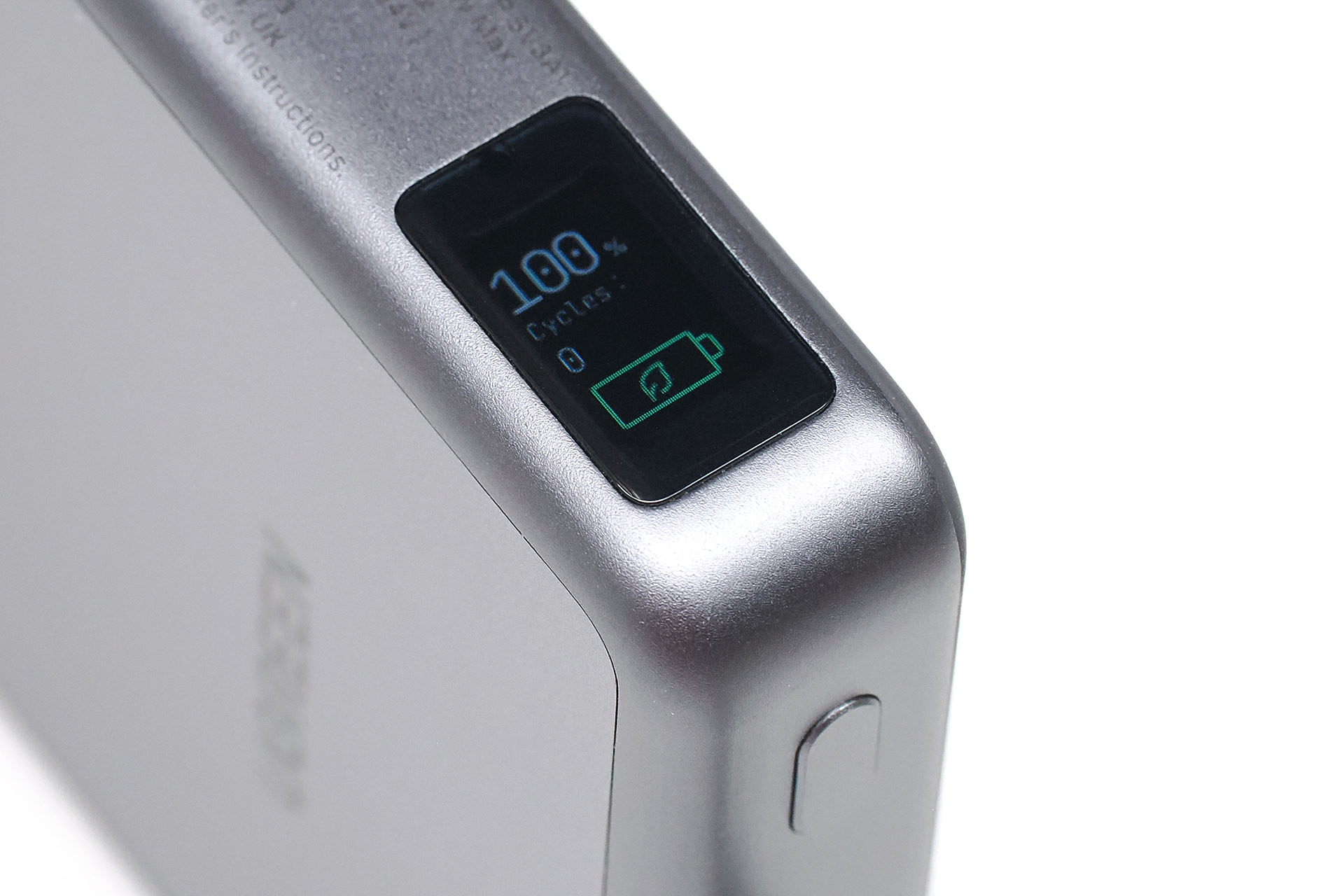 非常に小さいがしっかり役立つスマートディスプレイ。すぐ近くにある電源ボタンで表示モードを変えられる。