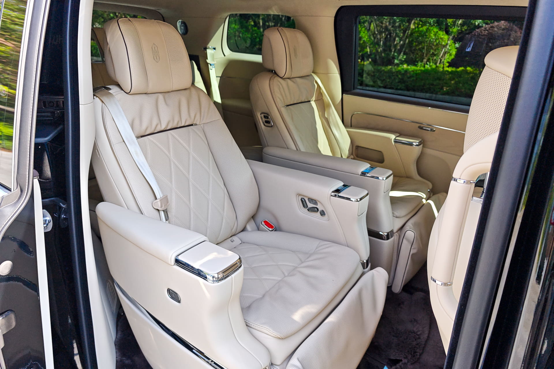 「尊界V680」は超高級プレミアムEVミニバン（MPV）。本革シートで2列目にはマッサージ機能もついている