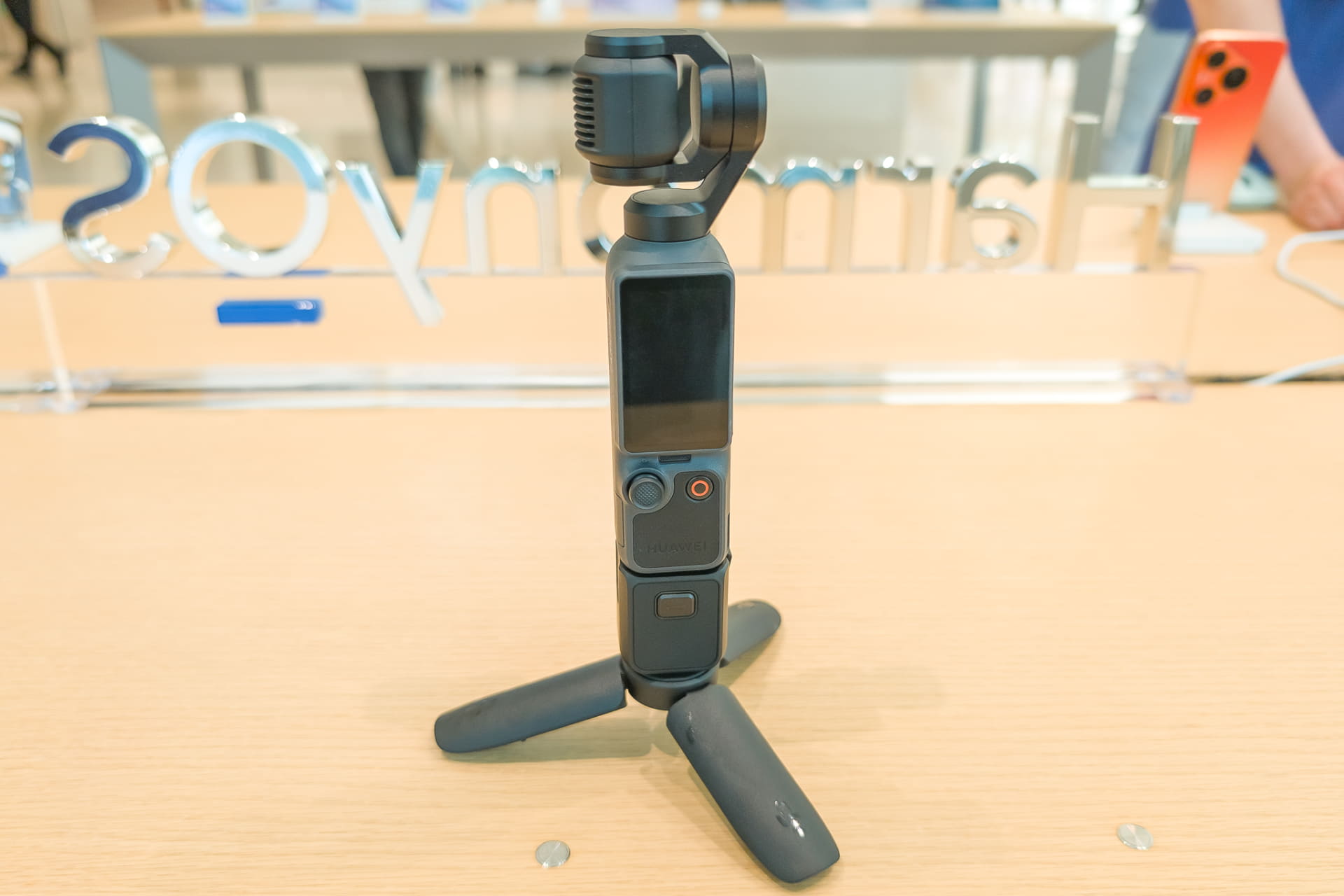 通常は「DJI」ロゴがあるところが「HUAWEI」に