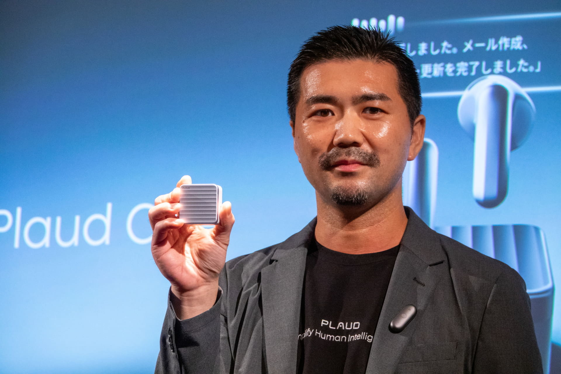 「Plaud One」を手にするPLAUD Head of Salesの鈴木直幸氏