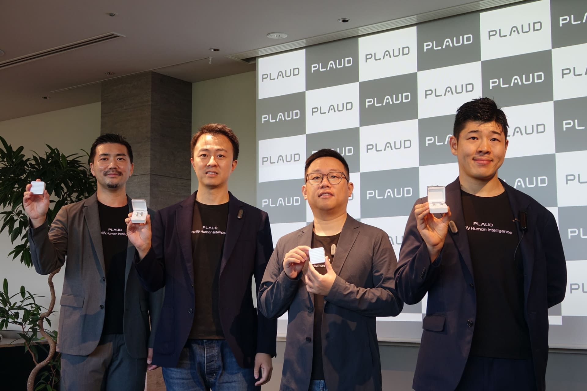 左から鈴木氏、General Managerのワトソン ザン氏、Plaud Head of Global Sales & Growth Marketingのレイモンド ソン氏、PLAUD Principal Product Managerの加納智之氏