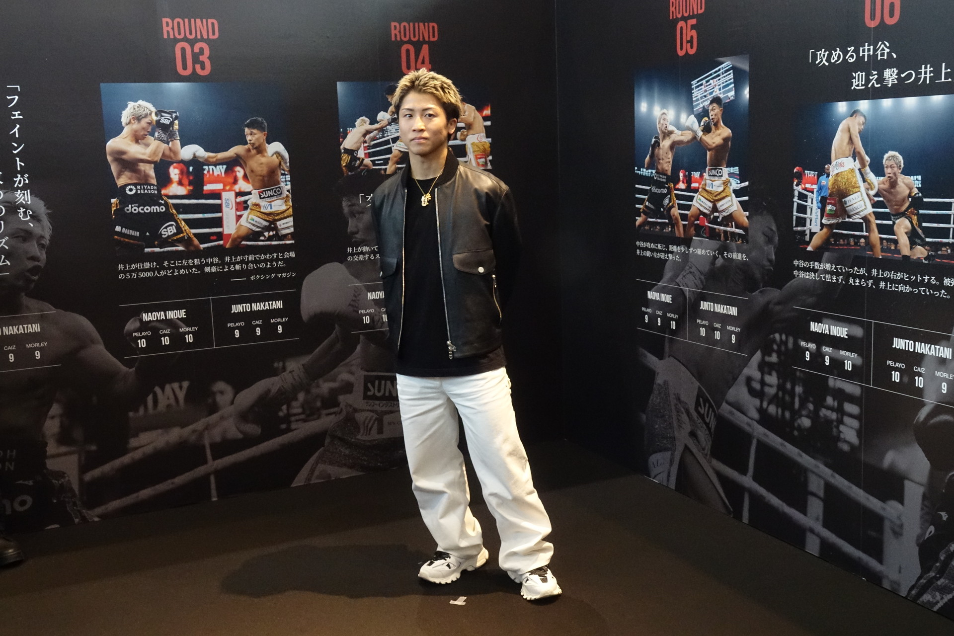 展示を見物する井上選手