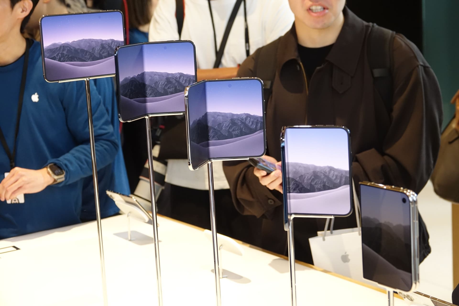 ユーザーを出迎える「iPhone Duo」