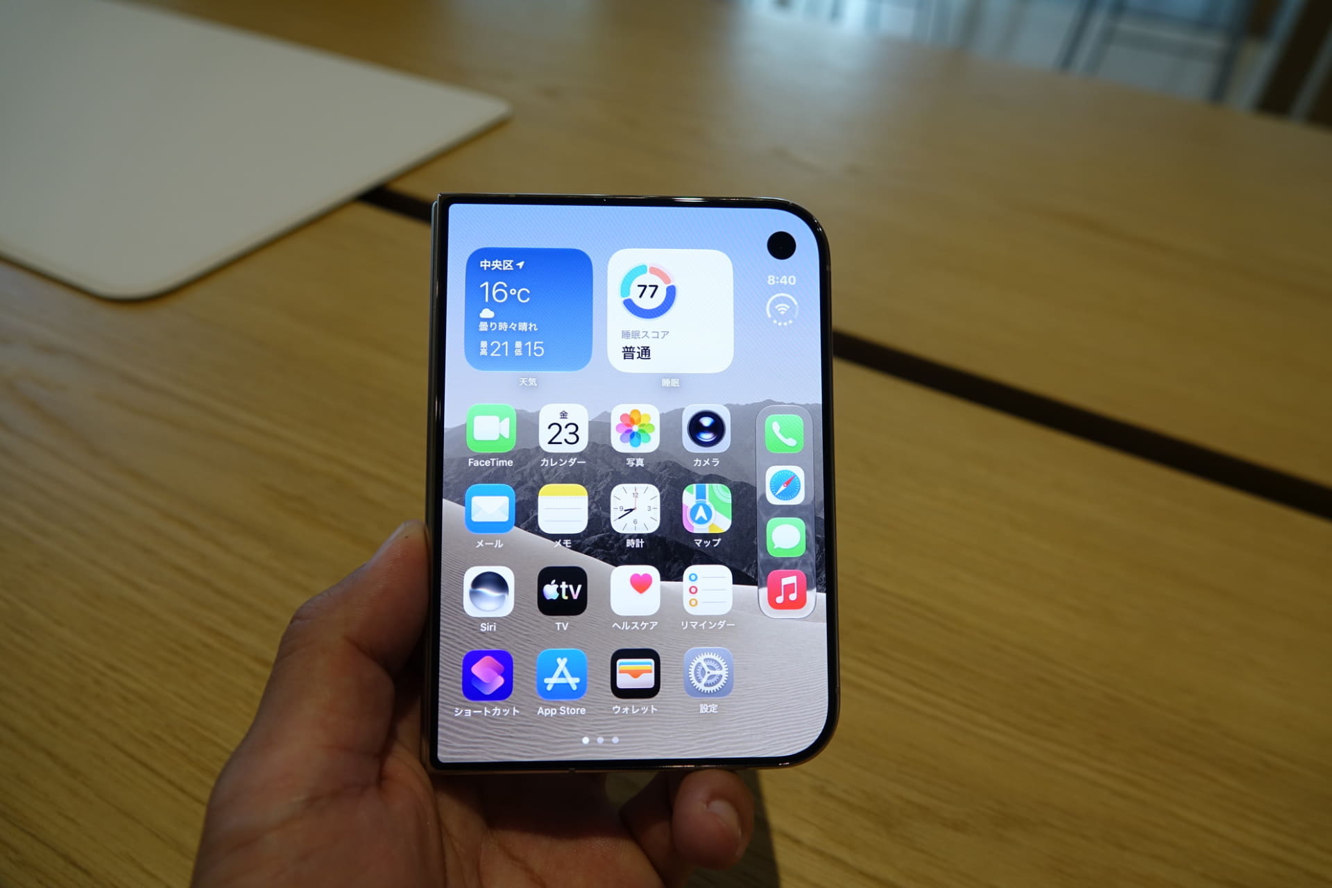 閉じた状態の「iPhone Duo」、開く際の感触や閉じきった際の音など、細かいところにも意匠が感じられる