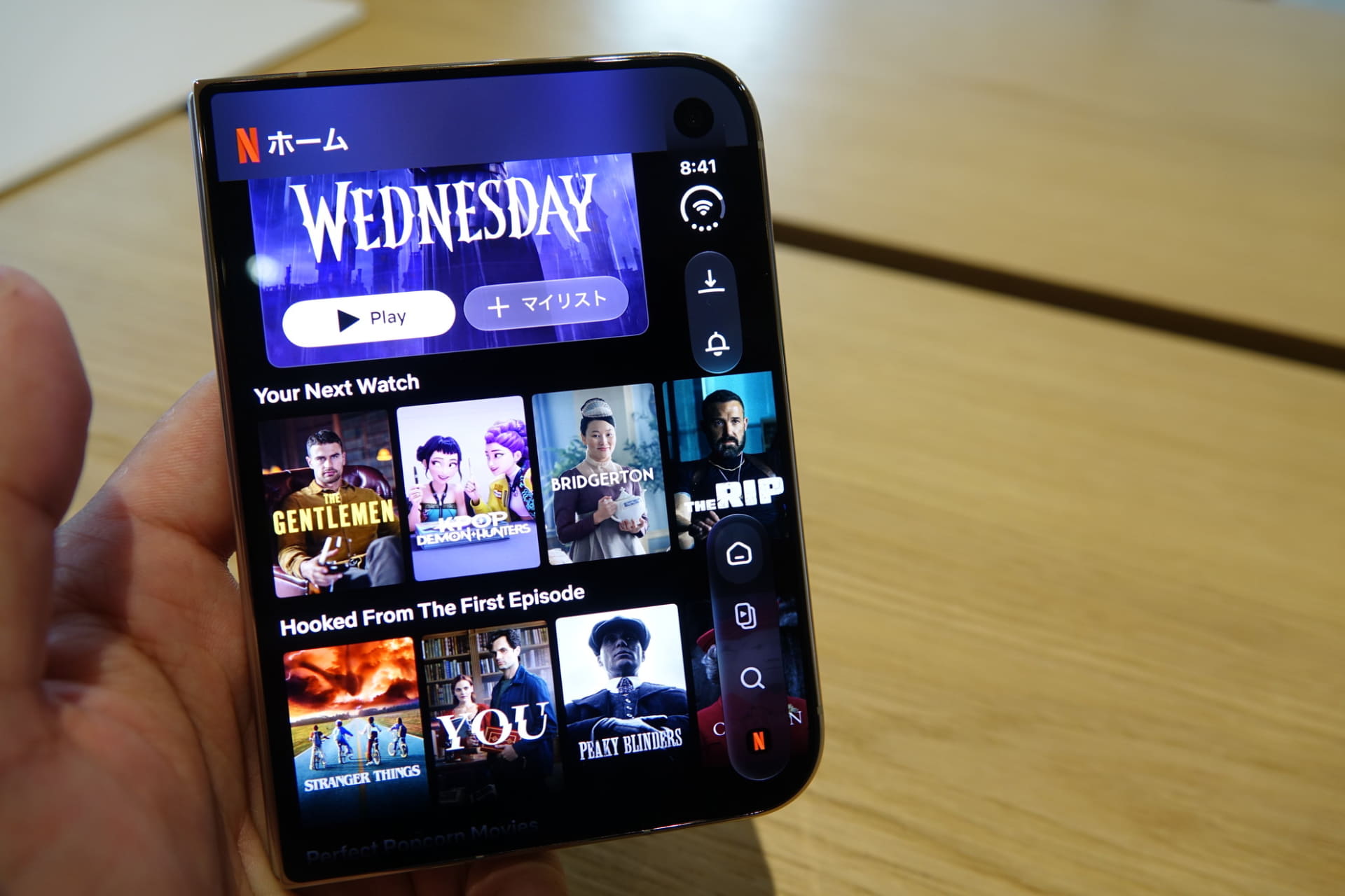 Netflixはフレックスモード対応アプリ、半閉じの状態で置くと、コントロールパネルが登場する