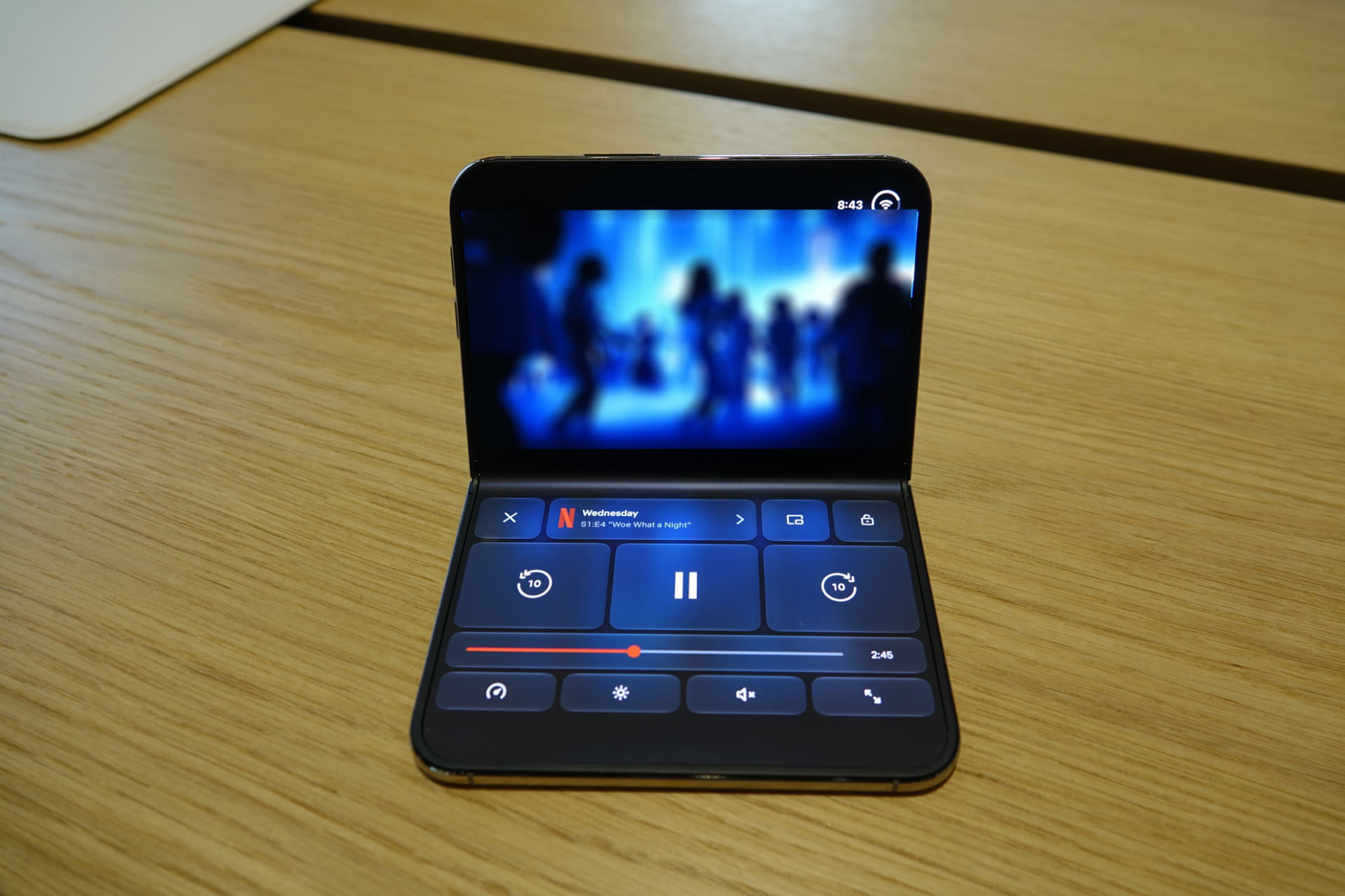 Netflixはフレックスモード対応アプリ、半閉じの状態で置くと、コントロールパネルが登場する