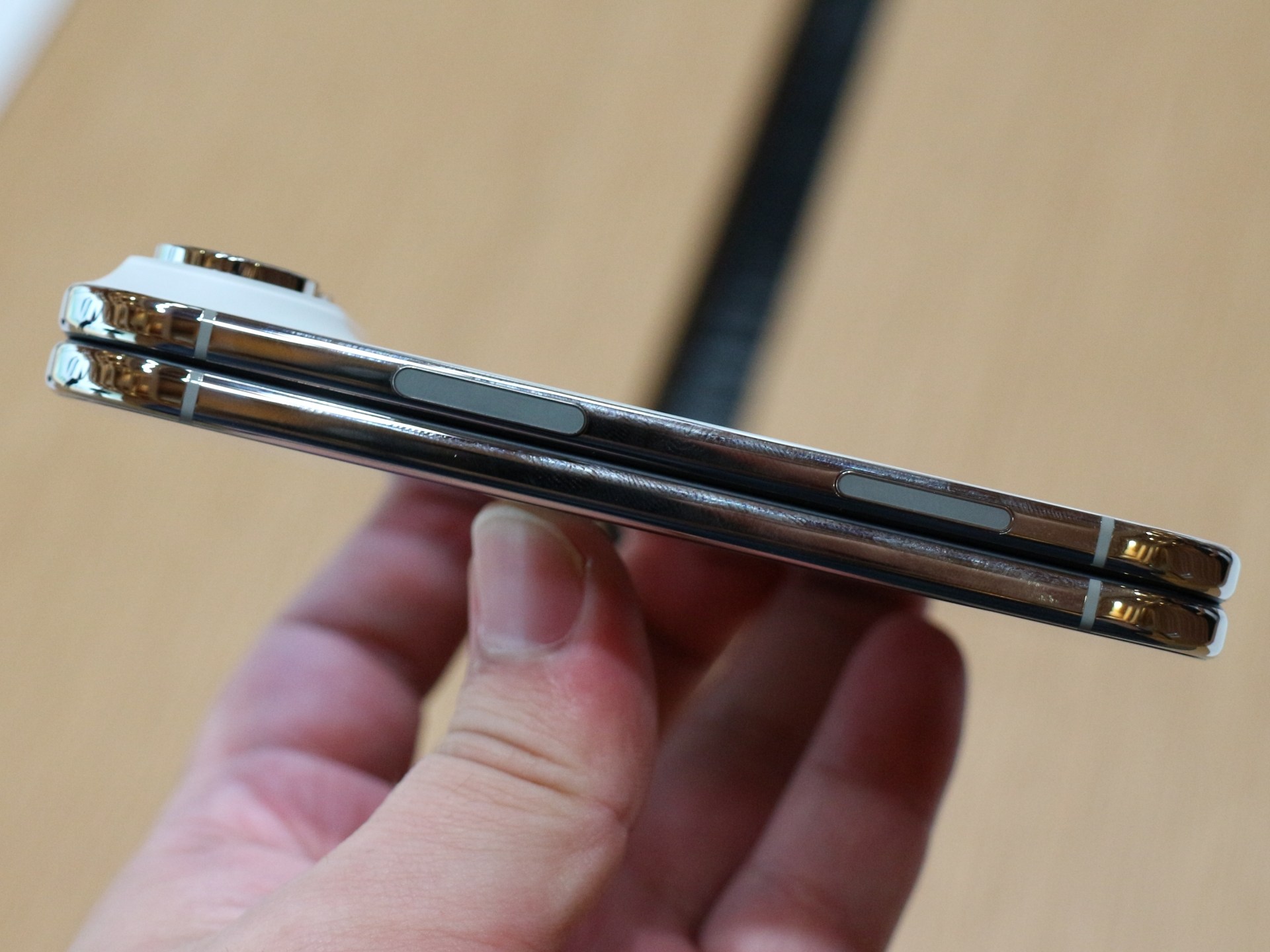 iPhone DuoはPixel 11 Pro Foldよりも分厚く、普段使いに不安