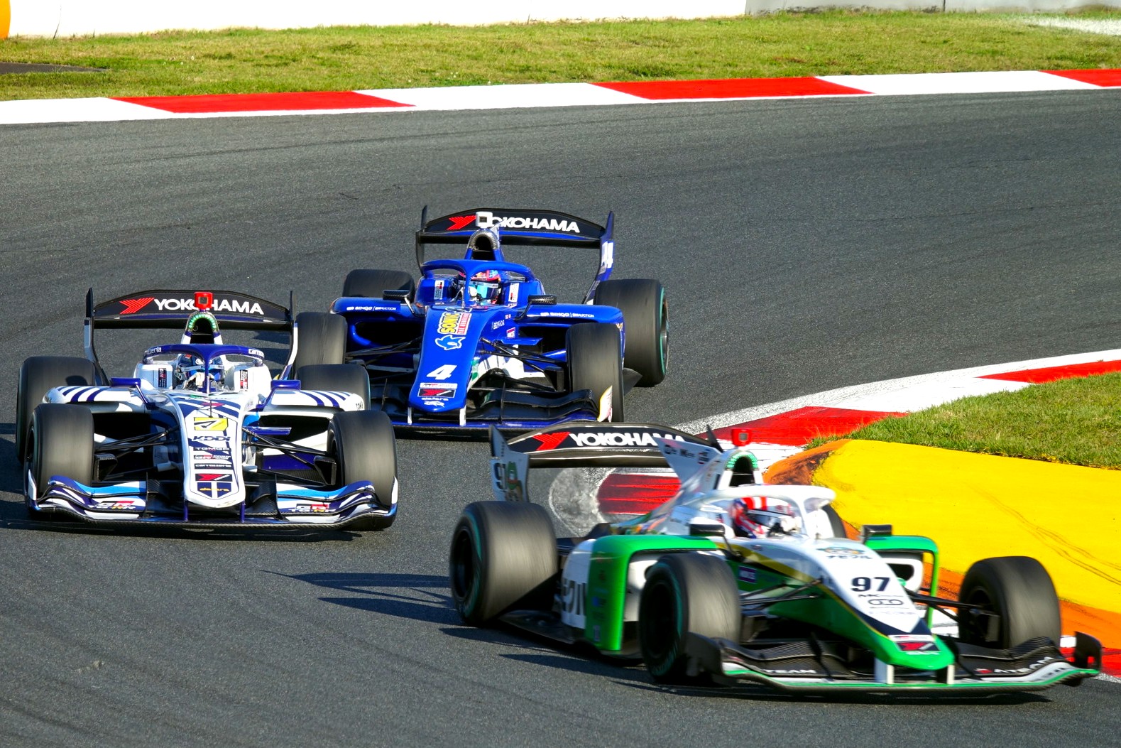 実際のレース中の様子。写真左がKDDI TGMGP TGR-DCのマシン