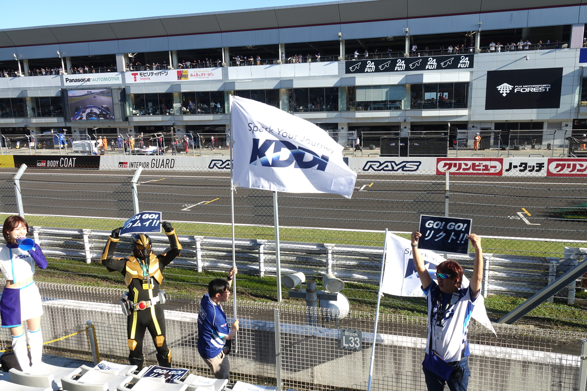 途中、レースアンバサダーとファンがともに応援するシーンも