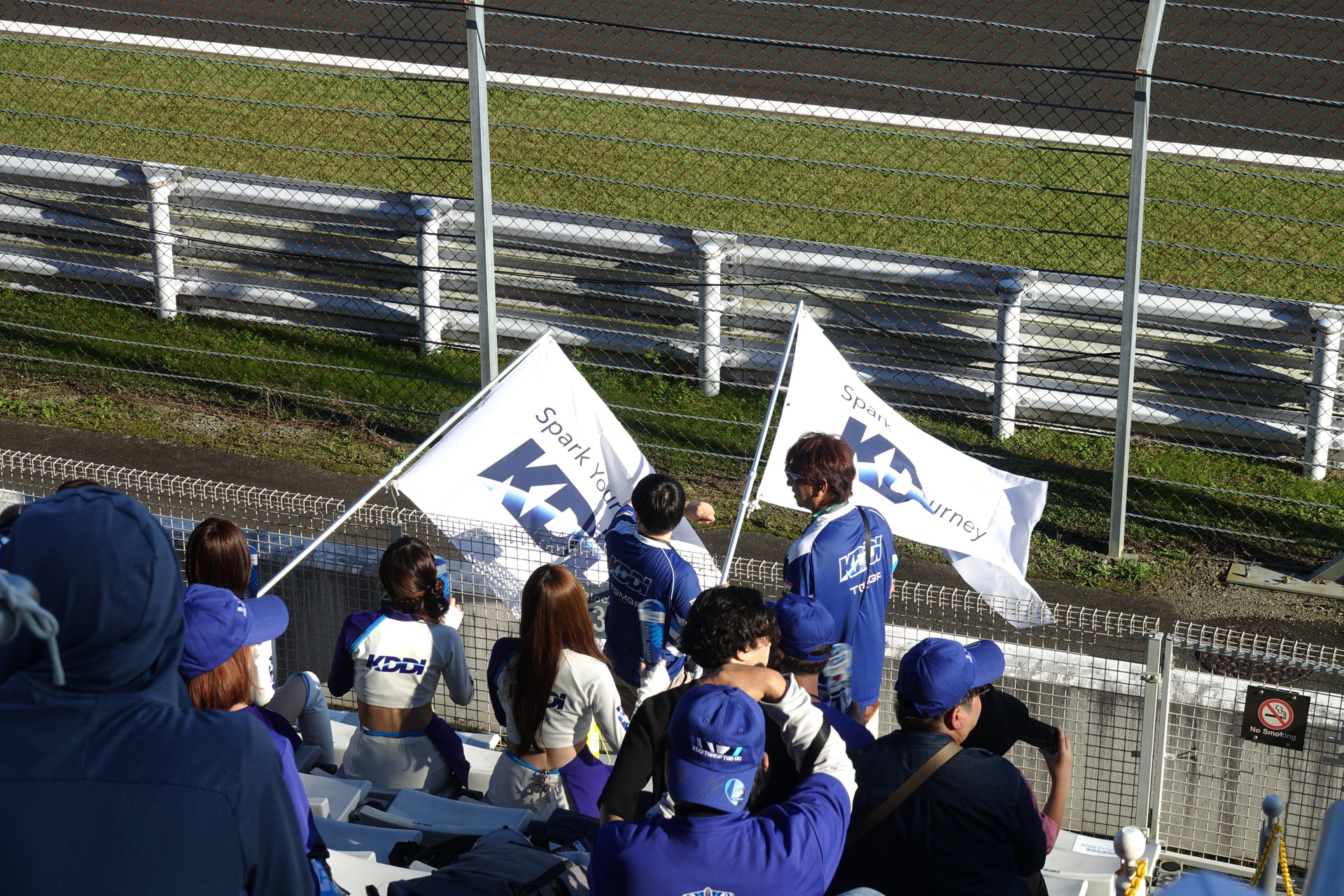 途中、レースアンバサダーとファンがともに応援するシーンも