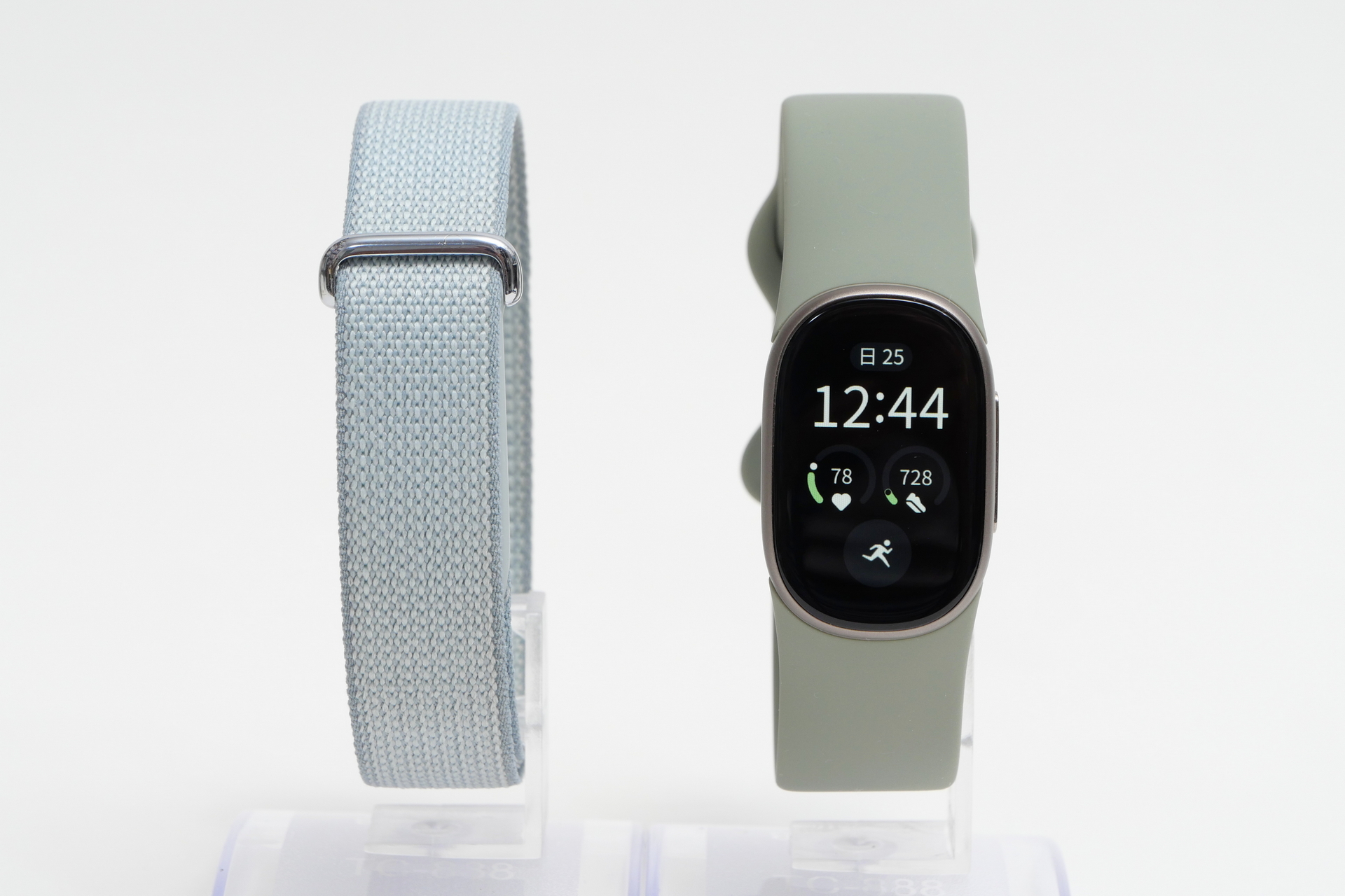 Fitbit Air（左）との比較。ディスプレイの存在が最大の違いだ