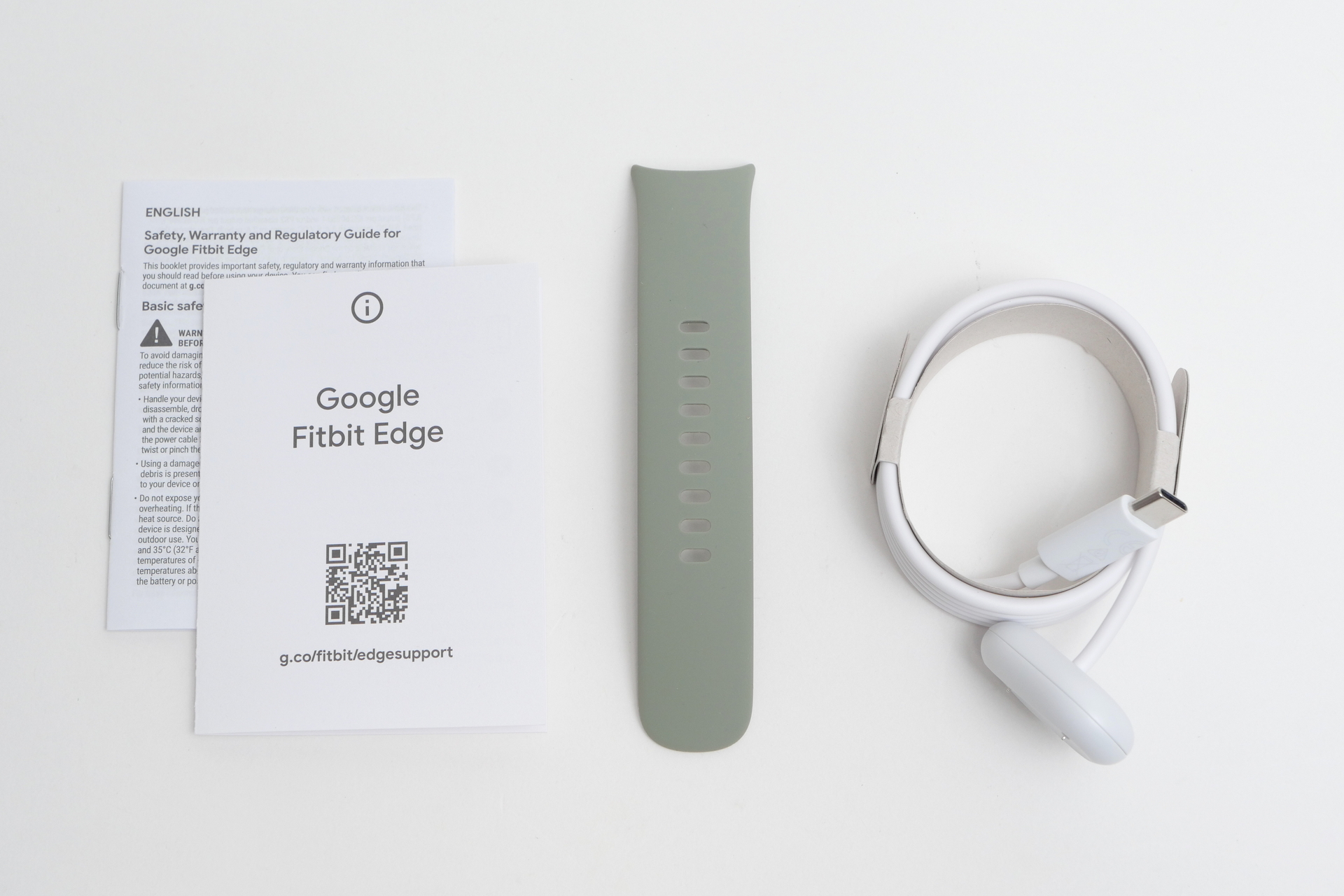 製品には説明書、専用充電器に加えSサイズのバンドが付属