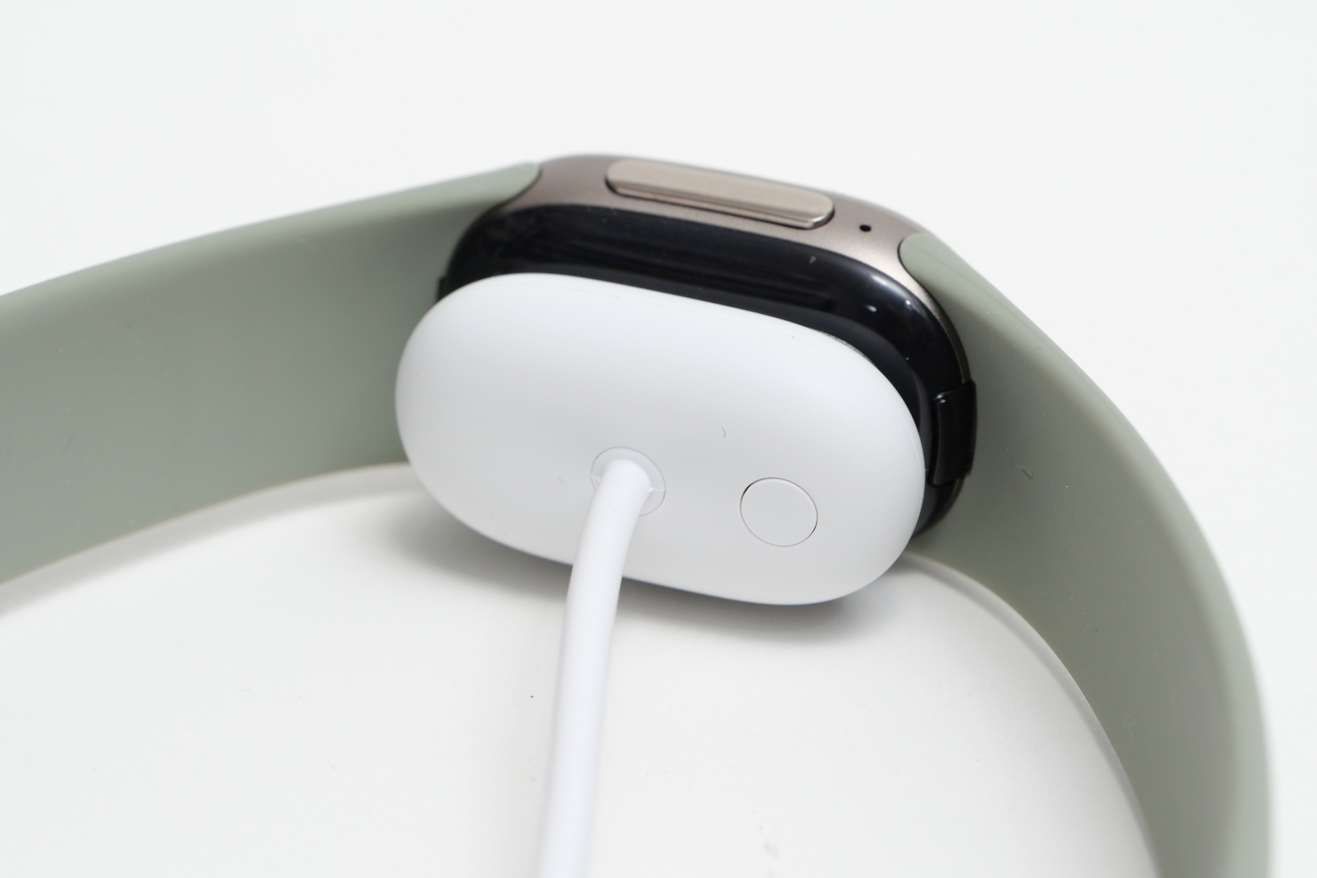 充電は付属のアダプタを利用。これはFitbit Airのものと同じだ