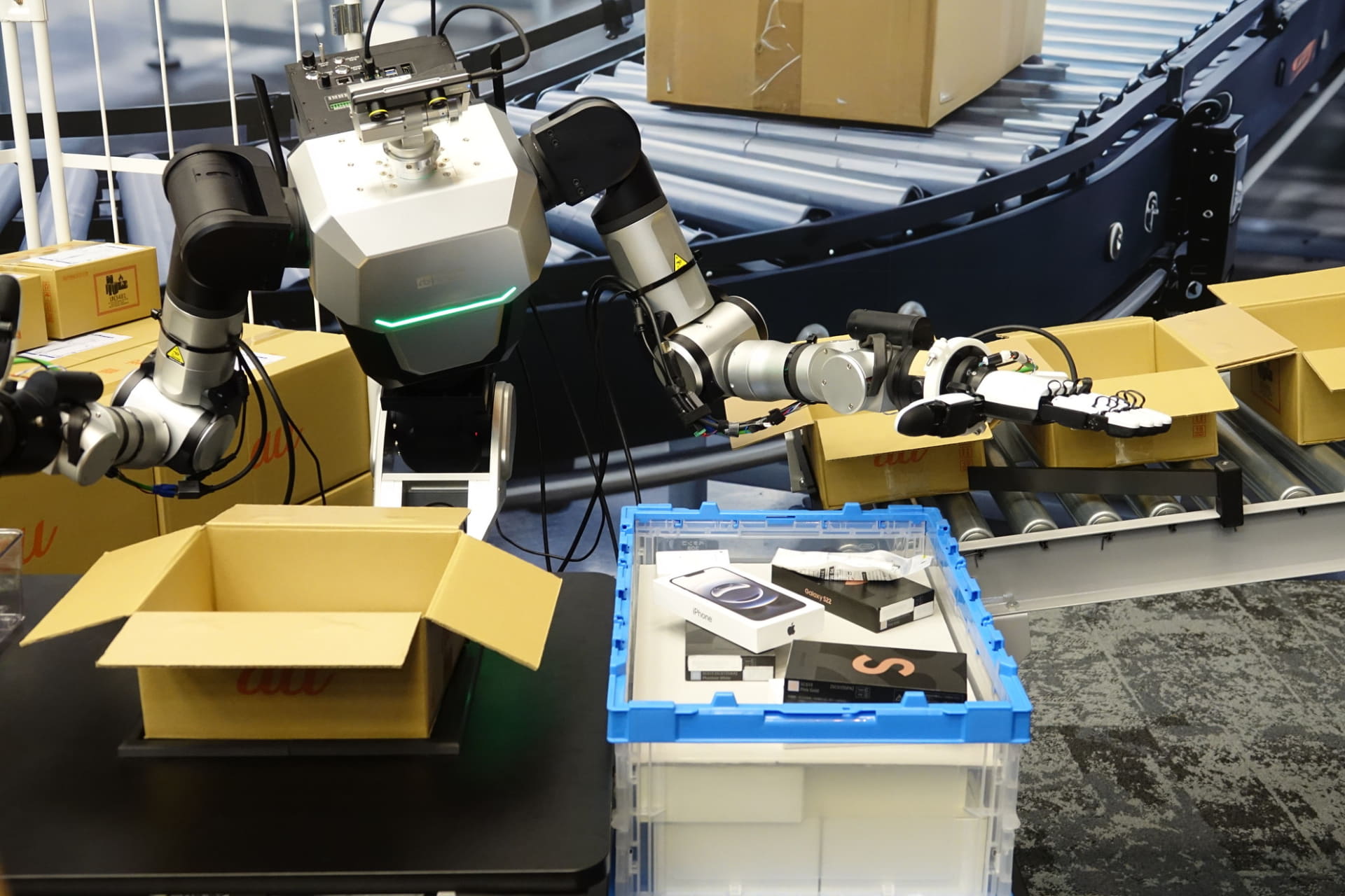 空の段ボールをピックアップし、注文品を確認