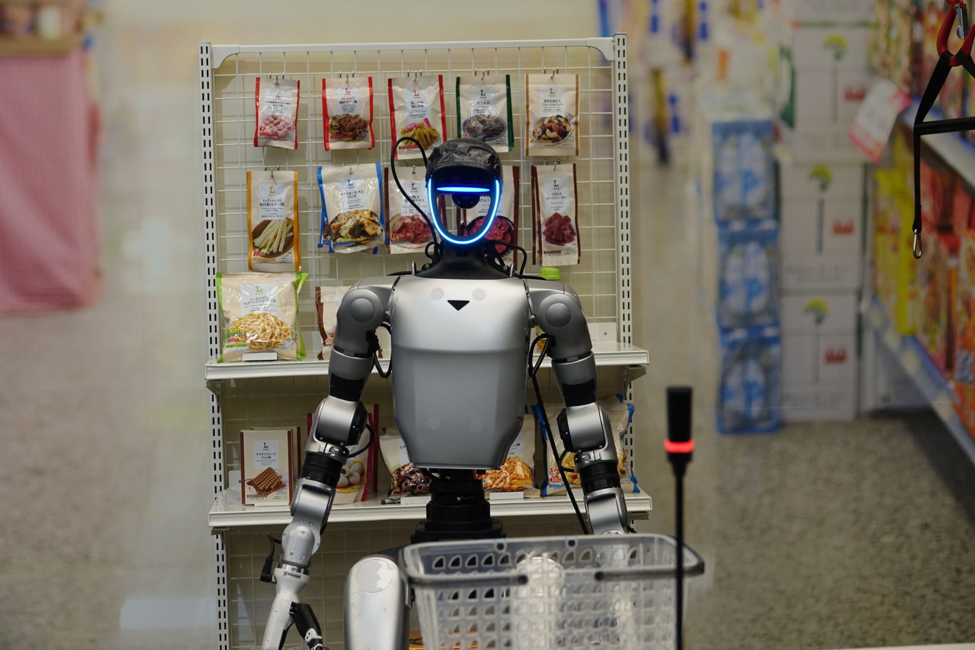 カウンターで注文を受けたロボットが、振り返って裏側の商品棚まで移動する