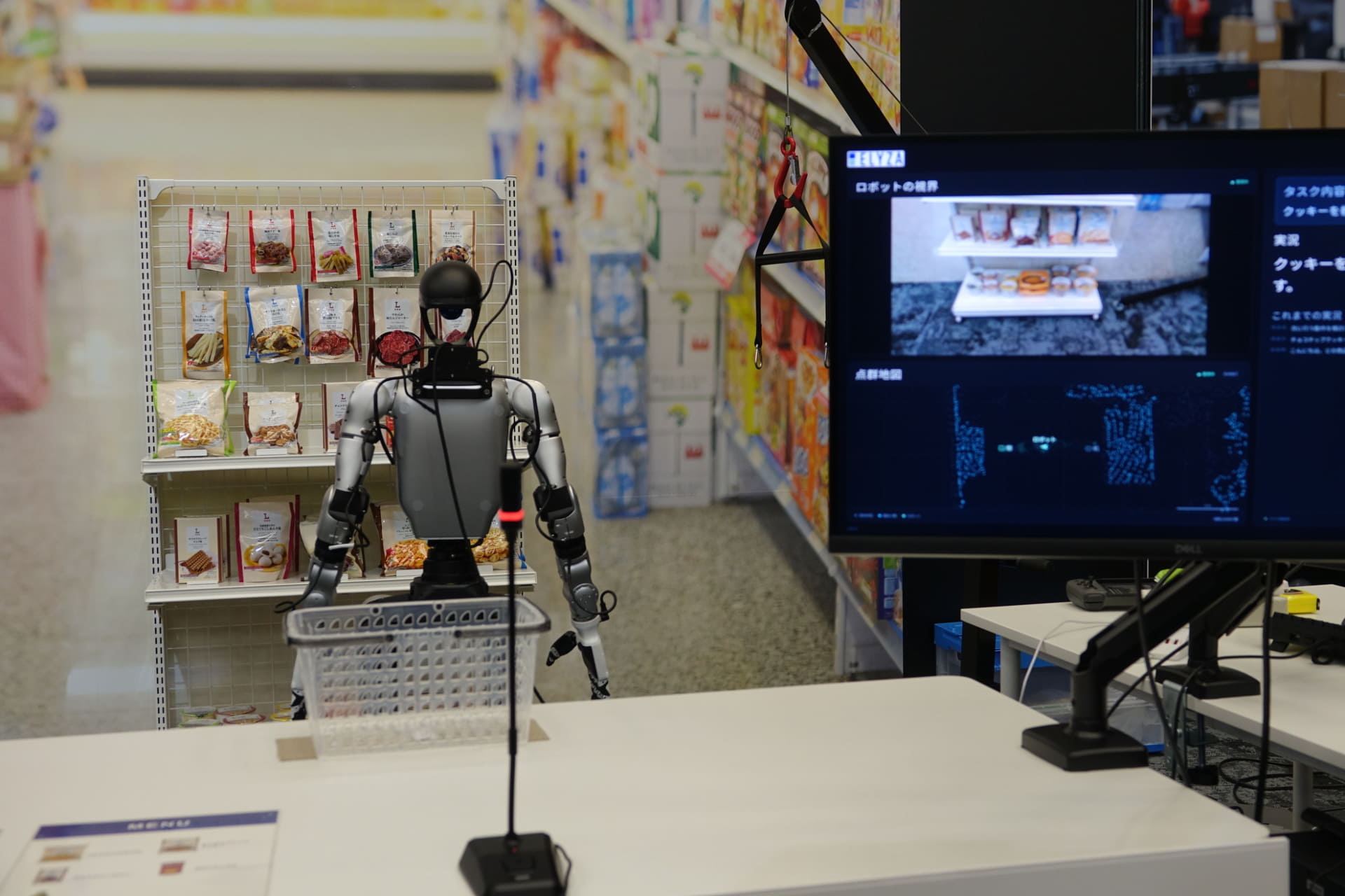 カウンターで注文を受けたロボットが、振り返って裏側の商品棚まで移動する