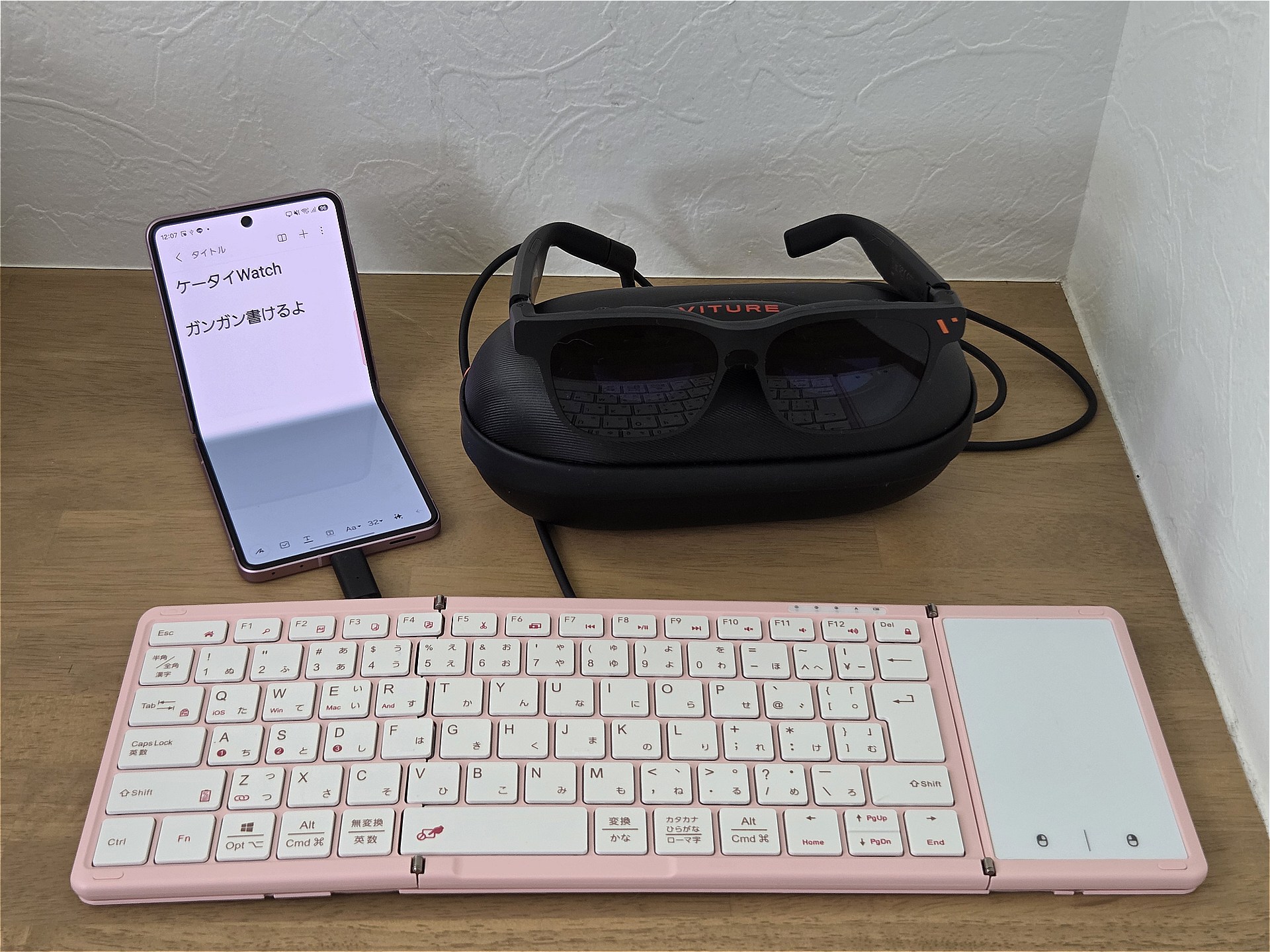 接続するだけで大画面が浮かぶのは手軽だが、電力の供給元はすべてFlip8本体である
