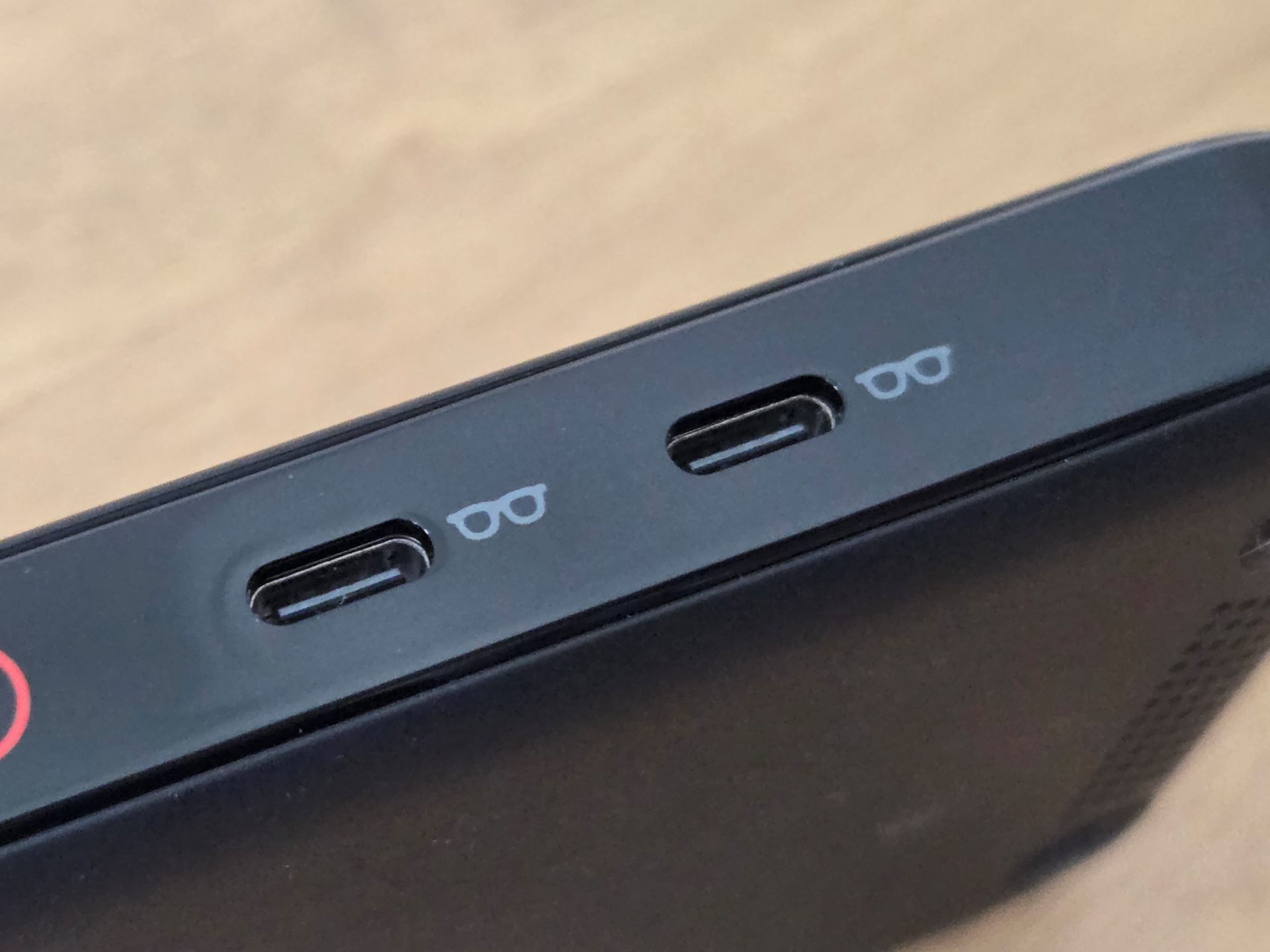 VITURE Pro Mobile Dockには、グラスと接続できるポートが2つある