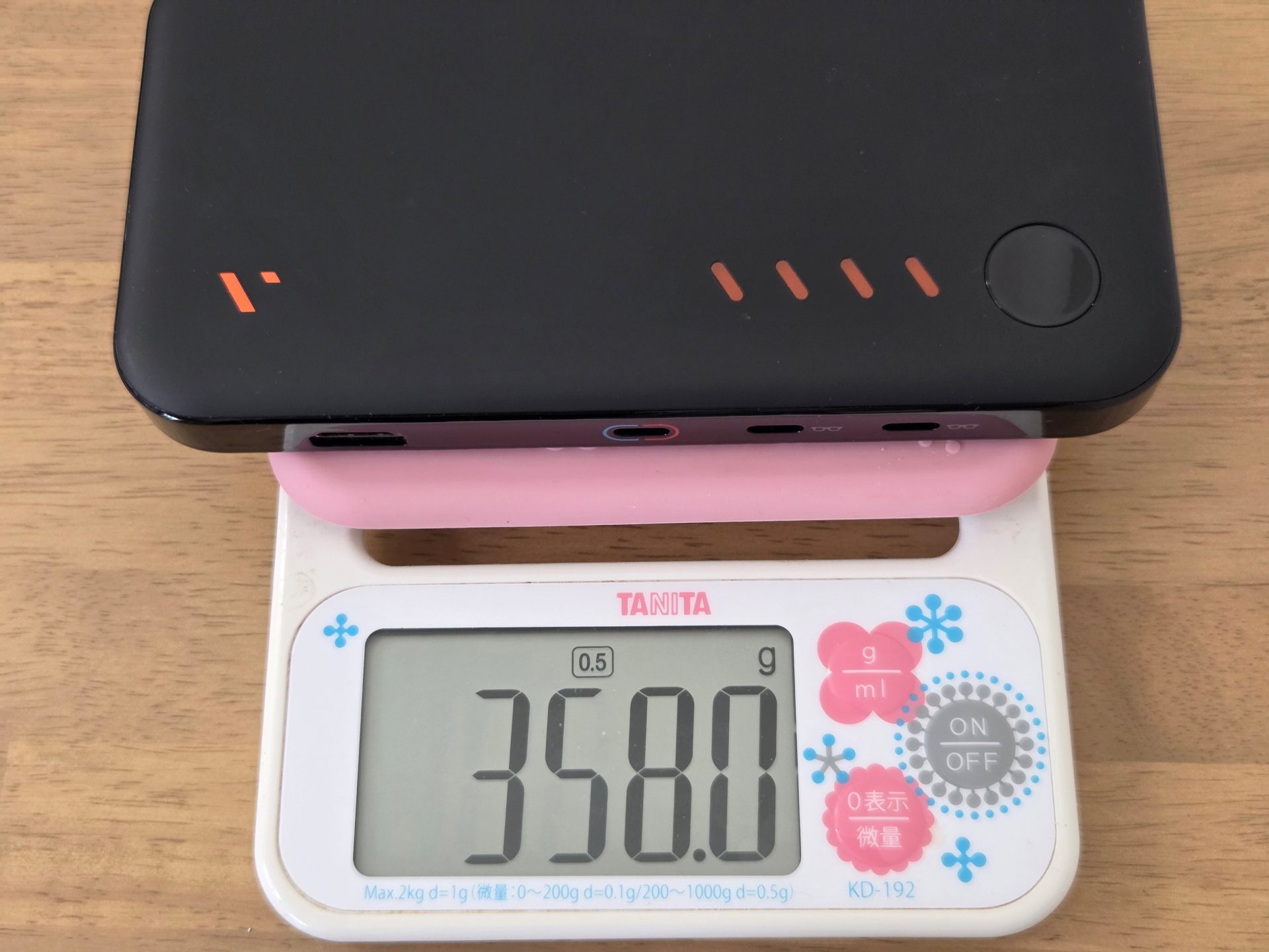 公称値は361gだが、実測値では358gであった