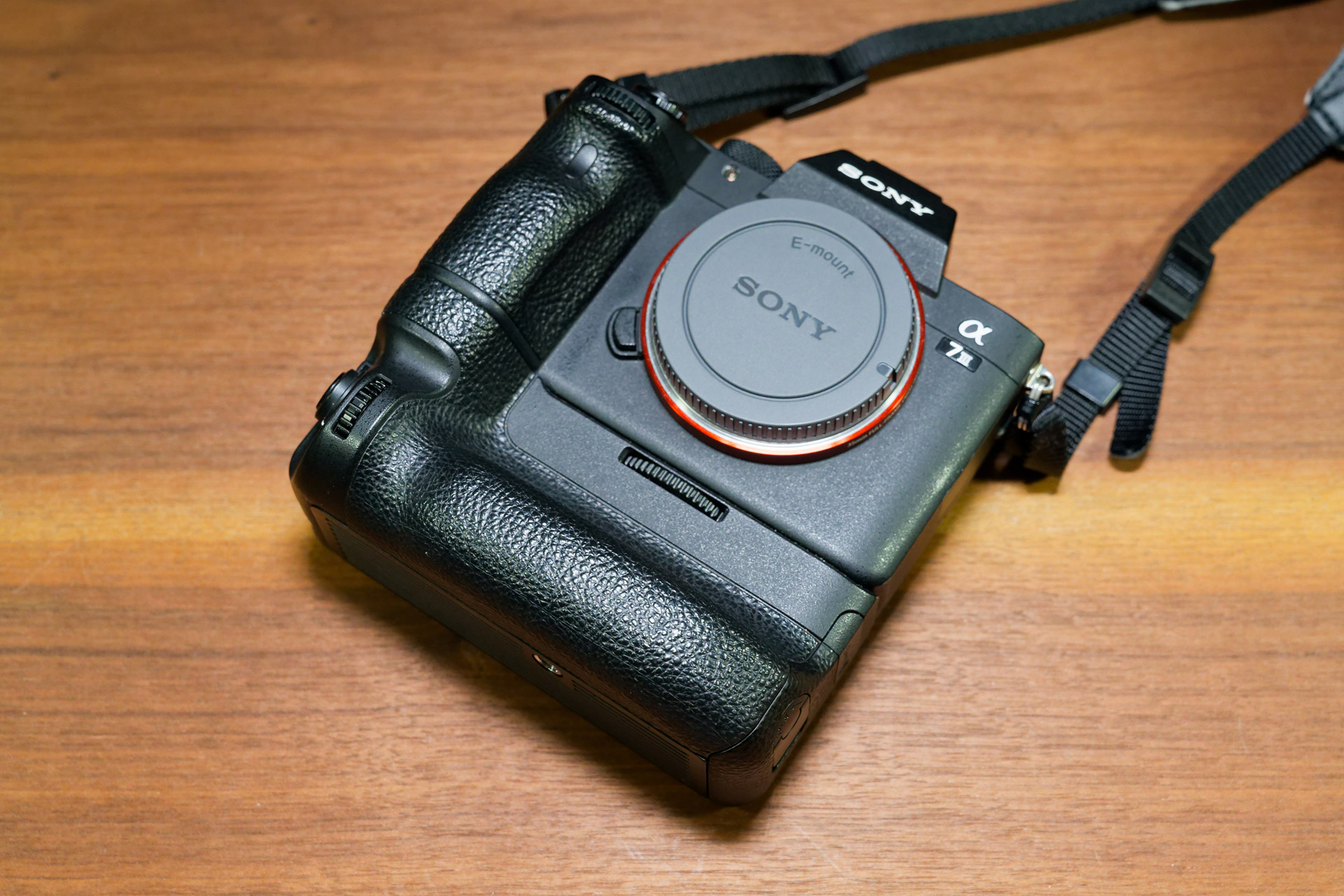 α7C IIにもあってほしかった、縦位置グリップ（写真はα7 III用）