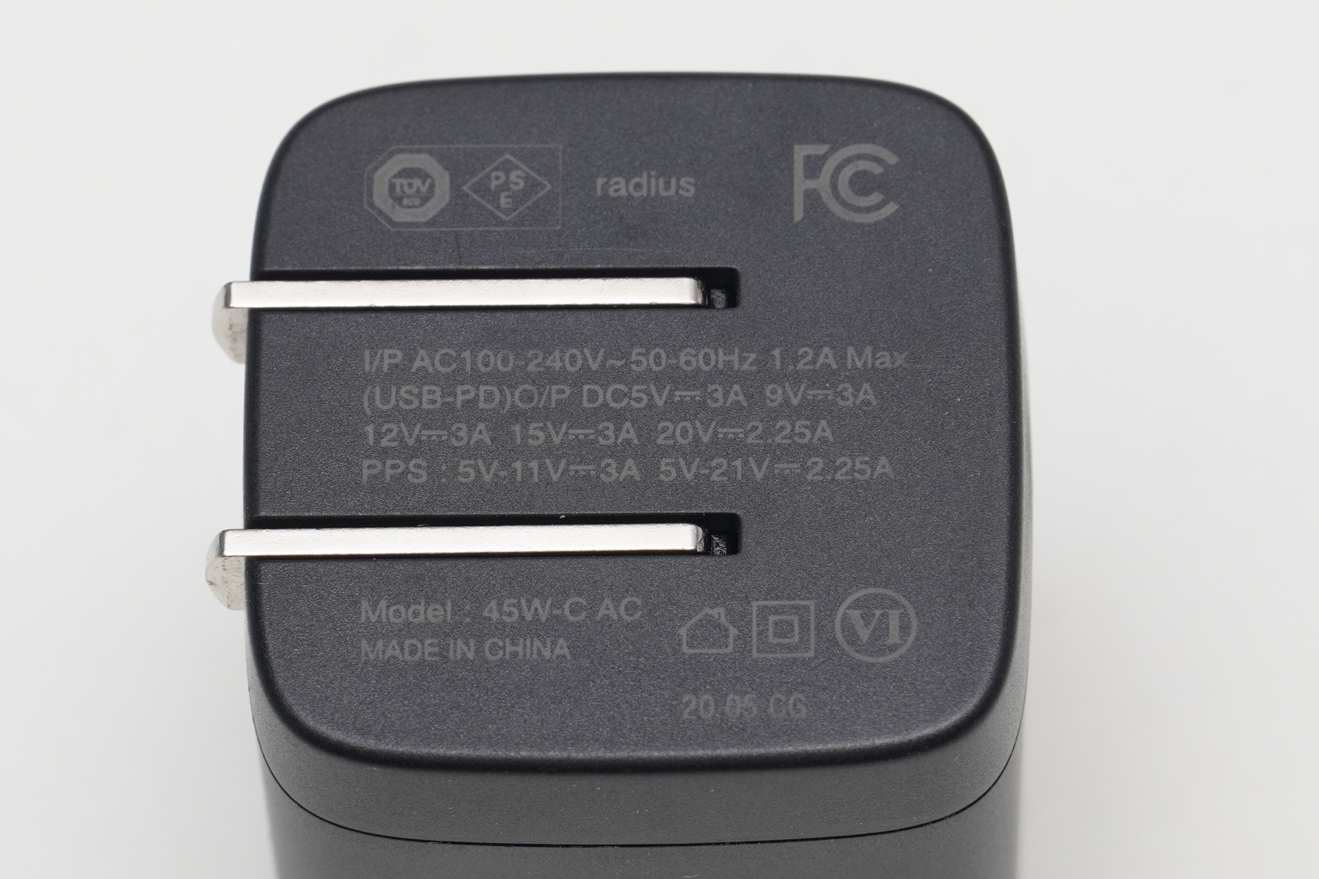 出力の規格が書いてある。PDにもPPSにも対応なので、スマートフォンも多くの機種で高速な充電ができそう。そして、少し上のPSEマークのヨコにメーカー名の「radius」