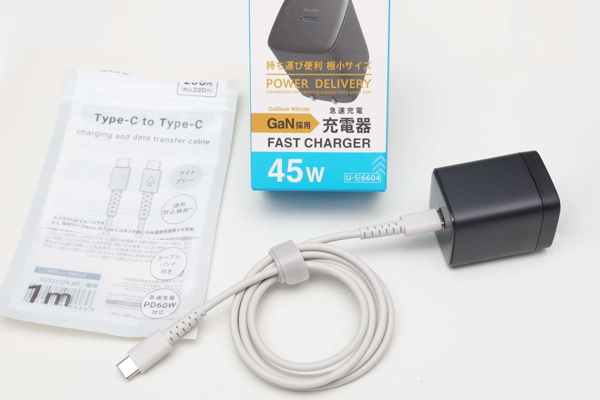 一緒に買ったUSBケーブル。パッケージは切ってしまったが「HIDISC」のロゴがついていた。カラバリ豊富なので、持ち運び利用なら他人と被らない色が選べる