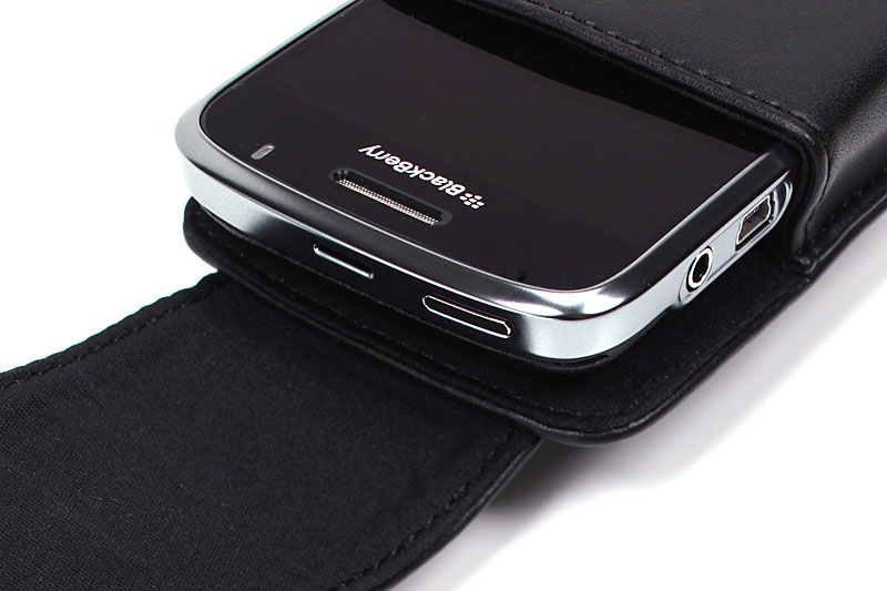 BlackBerry Boldの左上にはミュートボタンがある。このボタンを長押しすることでもスタンバイ状態に移行できる。また、再度ボタンを押せばスタンバイから復帰する