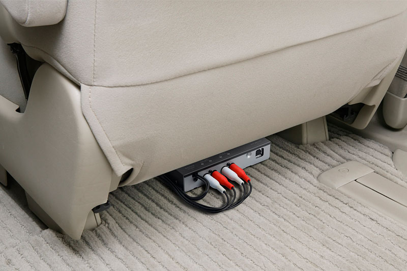 ハイダウェイユニットのサイズは156×95×31mm。シートの下なんかに余裕で入りますな。車種によっては助手席足元やグローブボックス内に入れられるかも