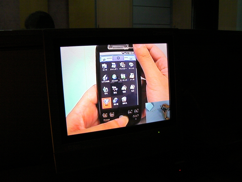 観察室のモニターで捜査中の画面を確認できる