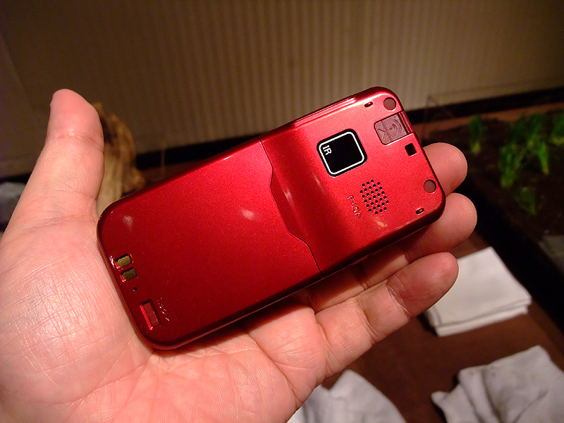 ヒンジ部側面のボタンでワンタッチで端末が開く