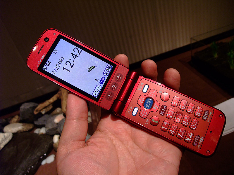 ヒンジ部側面のボタンでワンタッチで端末が開く